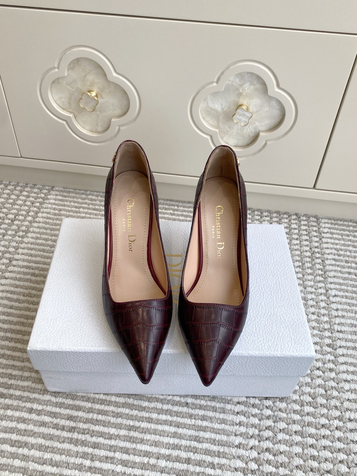 NO:645626,Batch purchasing agent Dio* 25ss spring and summer new Dior pointed-toe high-heeled shoes single shoes Christian Dior Paris logo, highly recognizable, highlighting Dior's extraordinary exquisite craftsmanship. With adjustable straps and graphic-style heels, the fashionable design is more elegant. Imported cowhide upper, sheepskin lining, heel height 8cm, Italian genuine leather outsole  Size35-39 (40/41/42 customization is non-returnable), high-heeled shoes, dior, dior, high heels, cowhide, sheepskin, Leather soles19860909批 代购级Dio* 25ss 春夏新款 迪奥 尖头高跟鞋 单鞋 Christian Dior Paris 标志,富有辨识度,彰显 Dior 非凡的精湛工艺.搭配可调节系带和图形风格鞋跟,令时尚的设计更显典雅. 鞋面进口牛皮 内里羊皮内里 跟高8cm 大底意大利真皮大底 Size35-39（40/41/42定制不退换）,高跟鞋单鞋,dior,dior,high heels,cowhide,sheepskin,Leather soles,Women's Shoes