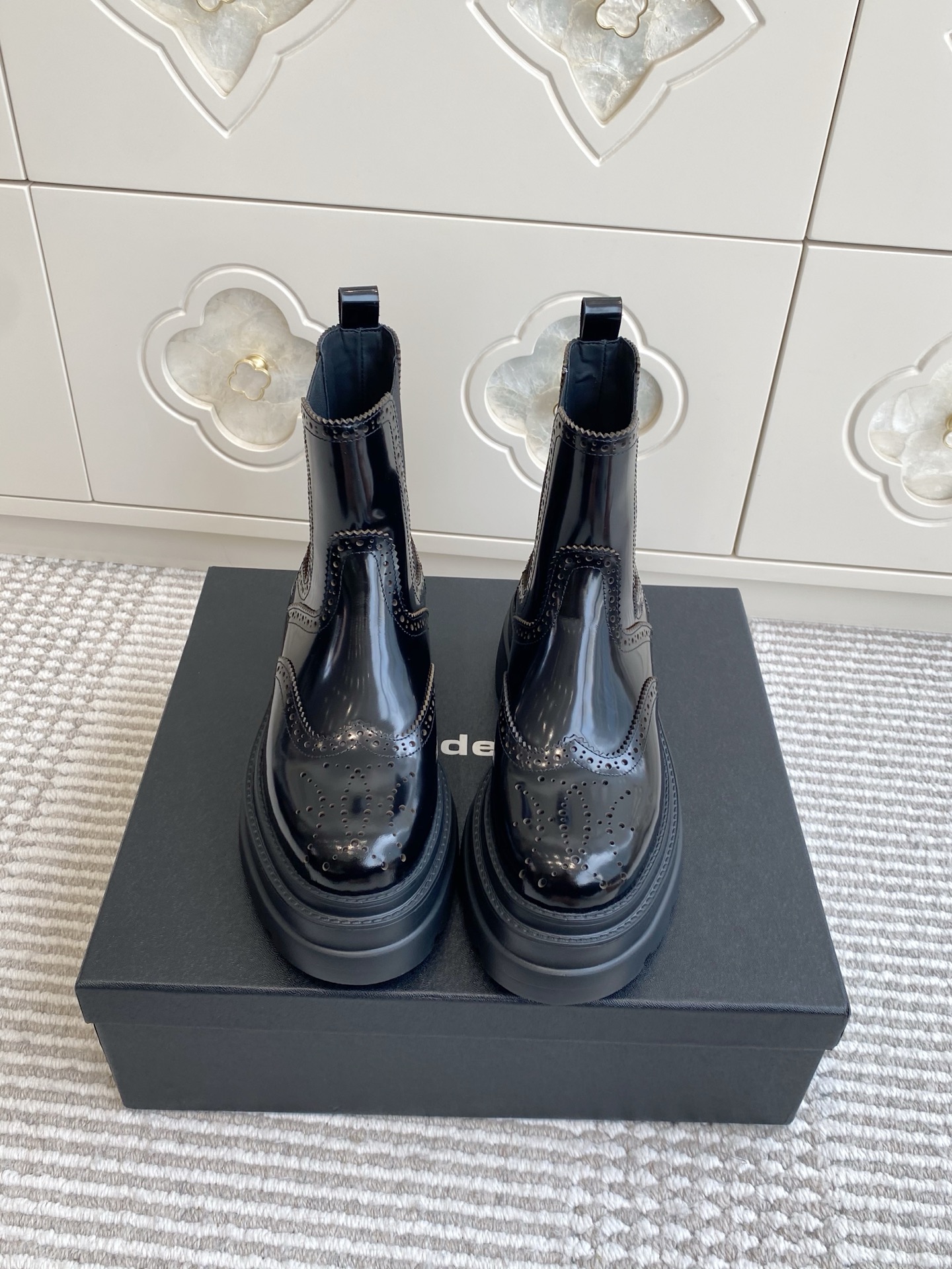 NO:645618,Batch of purchasing agent Alexander Wan* 25ss Brogue Carved Chelsea Boots combine traditional brogue carving with the elastic band of Chelsea boots, and add thick-soled workwear style elements, which not only retains the retro elegance, but also injects street coolness. Continuing Alexander Wang's consistent 'cool minimalist' style, personal details are added to the classic boot shape to highlight the brand's unique trend attitude.  The upper is made of glossy leather, with high gloss, which enhances the visual sense of luxury and is easy to clean and care. The thick rubber outsole not only enhances the anti-slip properties, but also effectively increases height, elongates the leg line, and optimizes body proportions. Material: Beaded cowhide, lining sheepskin, outsole, original molded outsole, Size 35-40 (customized size 40 is not returnable), boots, alexander wang, boots, cowhide, sheepskin19860909批 代购级Alexander Wan* 大王·25ss 布洛克雕花切尔西短靴 将传统布洛克雕花与切尔西靴的松紧带靴筒结合,同时加入厚底工装风元素,既保留复古优雅感,又注入街头酷感.延续Alexander Wang一贯的“酷飒极简”风格,在经典靴型基础上加入个性细节,彰显品牌独特的潮流态度. 鞋面采用亮面皮革,光泽度高,提升视觉高级感,同时易于清洁打理.厚实的橡胶大底不仅增强防滑性,还能有效增高,拉长腿部线条,优化身材比例. 材质开标珠牛皮 内里羊皮 大底原版开模大底 Size35-40码（40码定制不退换）,靴子,alexander wang,boots,cowhide,sheepskin,Women's Shoes