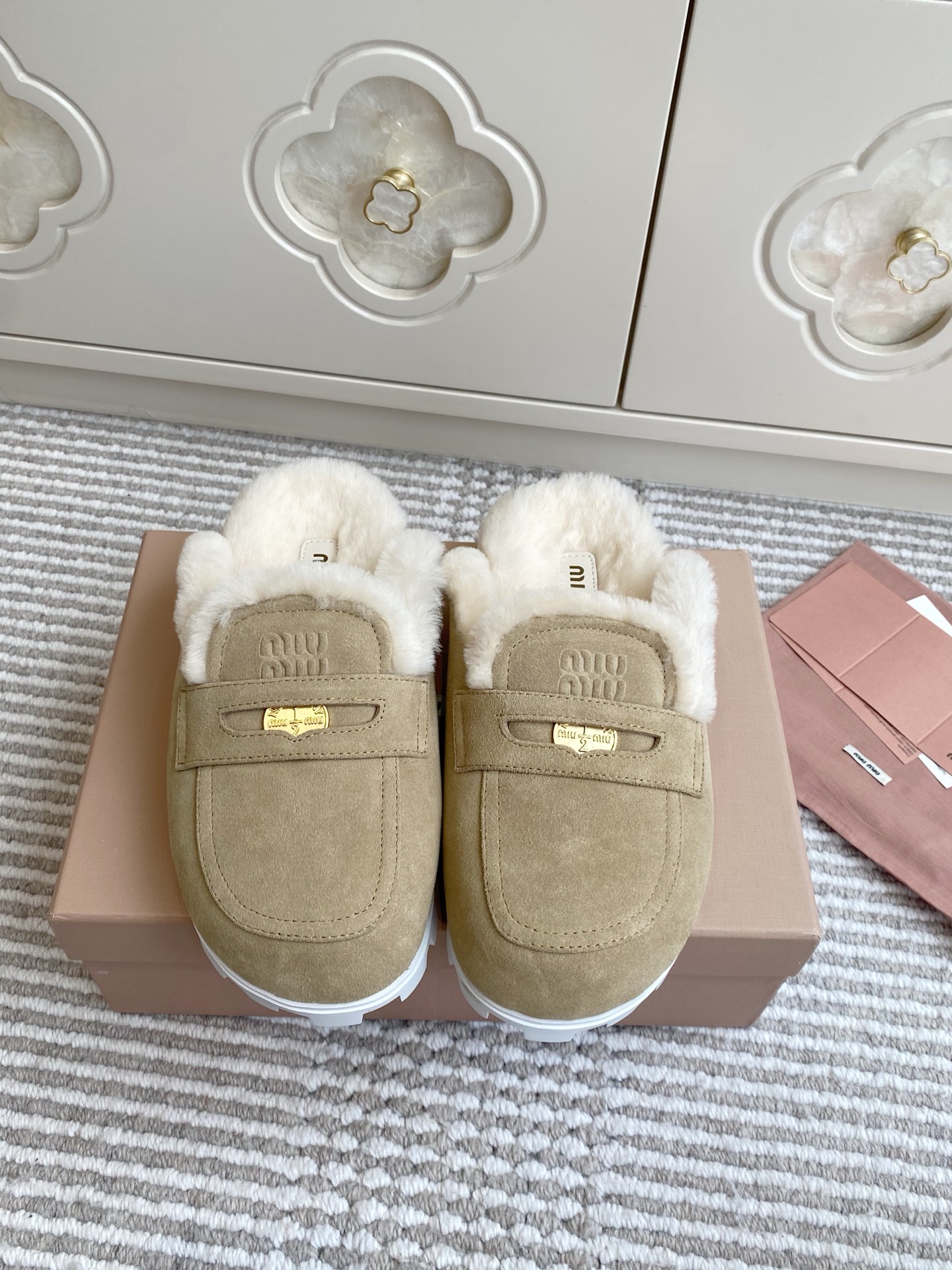 NO:645650,Batch miumiu ss25 new arrival～Gold coin Baotou Muller fur slippers, top quality, imported Sheep Beijing fabric, sheepskin and fur, slow and lazy, holiday feel, the soles have a certain thickness, very comfortable, size 35-41 (40/41 customized, non-refundable), semi-slip fur shoes, miumiu, slippers, sheepskin, sheep19860909批 miumiu ss25 new arrival～金币包头穆勒毛毛拖鞋 顶级品质 进口羊京面料,羊皮毛一体,慢慢慵懒 度假feel 鞋底有一定厚度,很舒适 size35-41（40/41定做不退换）,半拖毛毛鞋,miumiu,slippers,sheepskin,sheep,Women's Shoes
