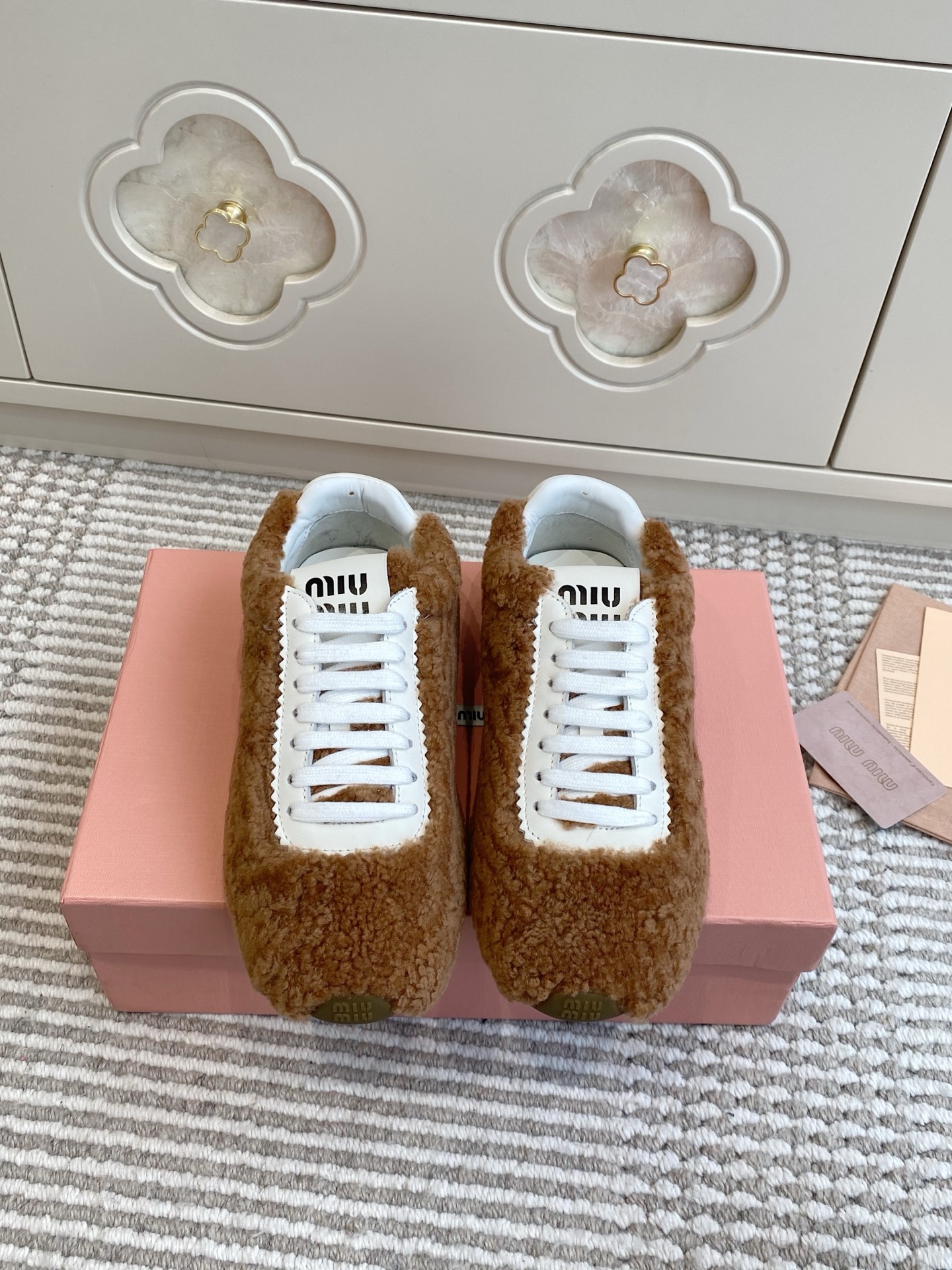 NO:645640,Batch Miumiu · Miu Miu 25 new products · plush teddy wool moral training shoes. Timeless moral training shoes, embossed Miu logo, showing a unique classic style. Comfortable and warm sheep curls, both warm and versatile in winter!  Pair it with various styles to show off your lazy style without losing style!  Miumiu really understands women so well!  size35-40 (40 is custom-made and non-refundable), casual shoes/sports shoes, miumiu, sneakers19860909批 Miumiu·缪缪25新品·毛绒绒泰迪羊毛德训鞋 永不过时的德训鞋,压花Miu徽标,彰显别具一格的经典格调.舒适保暖的羊卷毛,冬天既能保暖又百搭！搭配各种风格尽显慵懒风又不失格调！miumiu真的是太懂女人了！ size35-40（40定做不退换）,休闲鞋/运动鞋,miumiu,sneakers,Women's Shoes