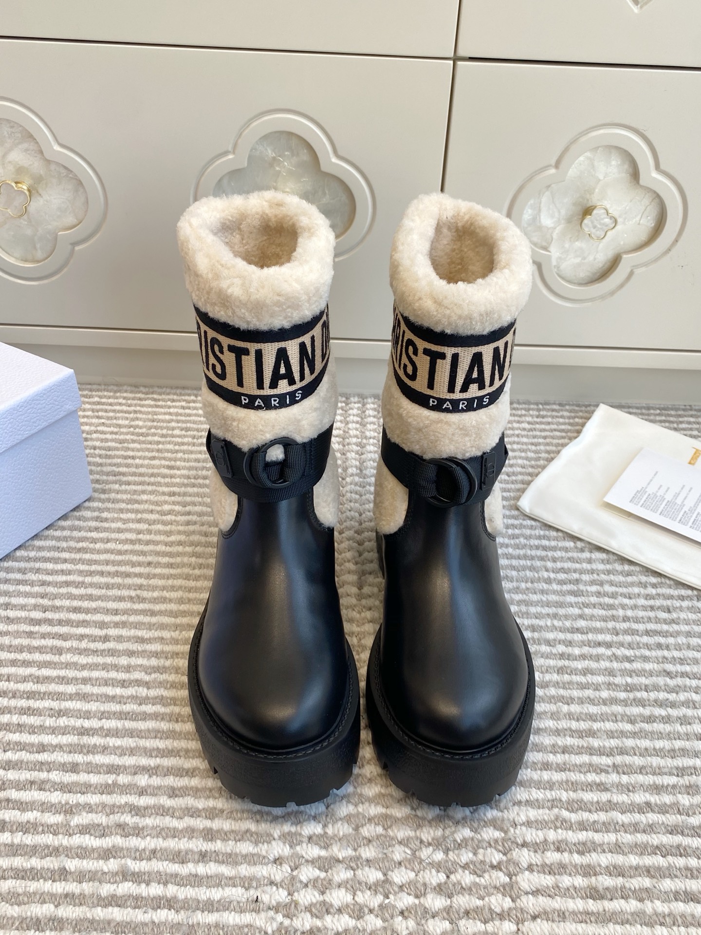 NO:645632,Batch (remark leather/wool lining when placing order) Dio* 25ss Dior·25 new 3D embroidered thick-soled wool short boots·snow boots  The boot body is equipped with buckle straps, which not only improves practicality, but also adds tough workwear-style details to the whole; the thick-soled design has both a heightening effect and a retro texture. This boot style is highly versatile and can be flexibly combined with clothing and accessories according to different style needs, easily adapting to various scenes such as daily outings, parties or light workplaces. Upper cowhide, inner cowhide lining/wool lining, outsole original molded outsole  size35-41,boots snow boots,dior,dior,boots,cowhide19860909批（下单备注皮里/羊毛里） Dio* 25ss 迪奥·25新款3D刺绣厚底羊毛短靴·雪地靴 靴身配有搭扣式绑带,既提升实用性,又为整体增添工装风的硬朗细节；厚底设计则兼具增高效果与复古质感.这款靴款的百搭性较强,可根据不同风格需求,灵活组合服饰与配饰,轻松适配日常出街、派对或轻职场等多种场景. 鞋面牛皮 内里牛皮里/羊毛里 大底原版开模大底 size35-41,靴子雪地靴,dior,dior,boots,cowhide,Women's Shoes