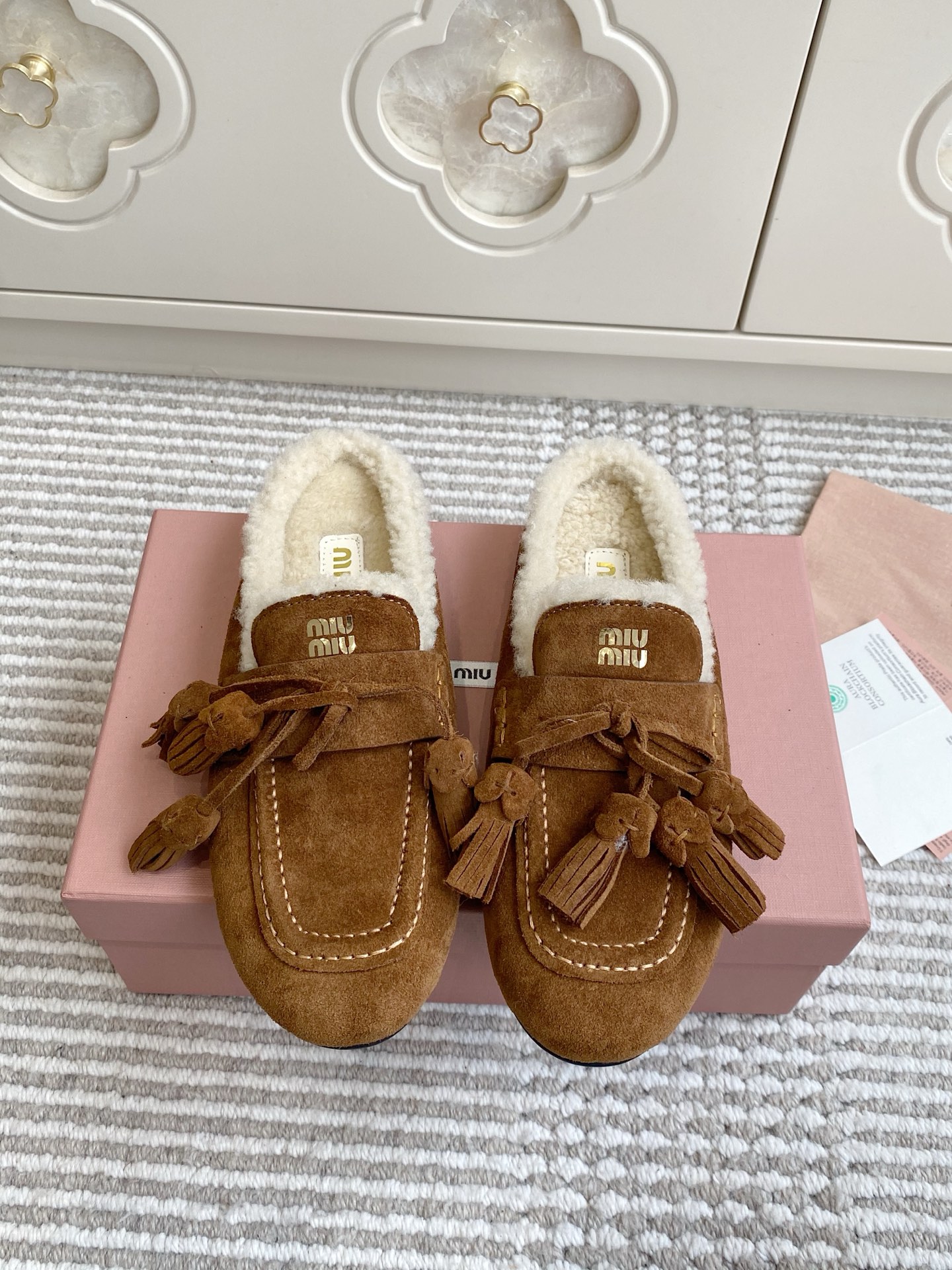 NO:645624,Batch purchasing agent Miu Mi* 25FW deck shoes, suede mules toe-cap fur slippers, miumiu's new deck shoes are also very design-friendly, full of autumn and winter atmosphere, comfortable and fashionable, new autumn and winter suede slip-ons, playful lace-up tassels, retro dry and different colors, and brushed lining design to enhance the wearing experience. Fabric: cow suede, lamb hair lining, outsole, rubber outsole  Size35-39 (40/41 customization is non-returnable), half-slip fur shoes, miumiu, slippers, chamois leather19860909批 代购级Miu Mi* 25FW deck shoes 麂皮穆勒包头毛毛拖鞋 miumiu家新款deck shoes也太有设计感了吧,秋冬氛围感拉满,舒适又时尚,秋冬新款麂皮一脚蹬,俏皮的系带流苏,复古的干异色系,内里磨毛的设计让穿着体验度更加高涨 面料牛反绒 内里羊羔毛 大底橡胶大底 Size35-39（40/41定制不退换）,半拖毛毛鞋,miumiu,slippers,chamois leather,Women's Shoes