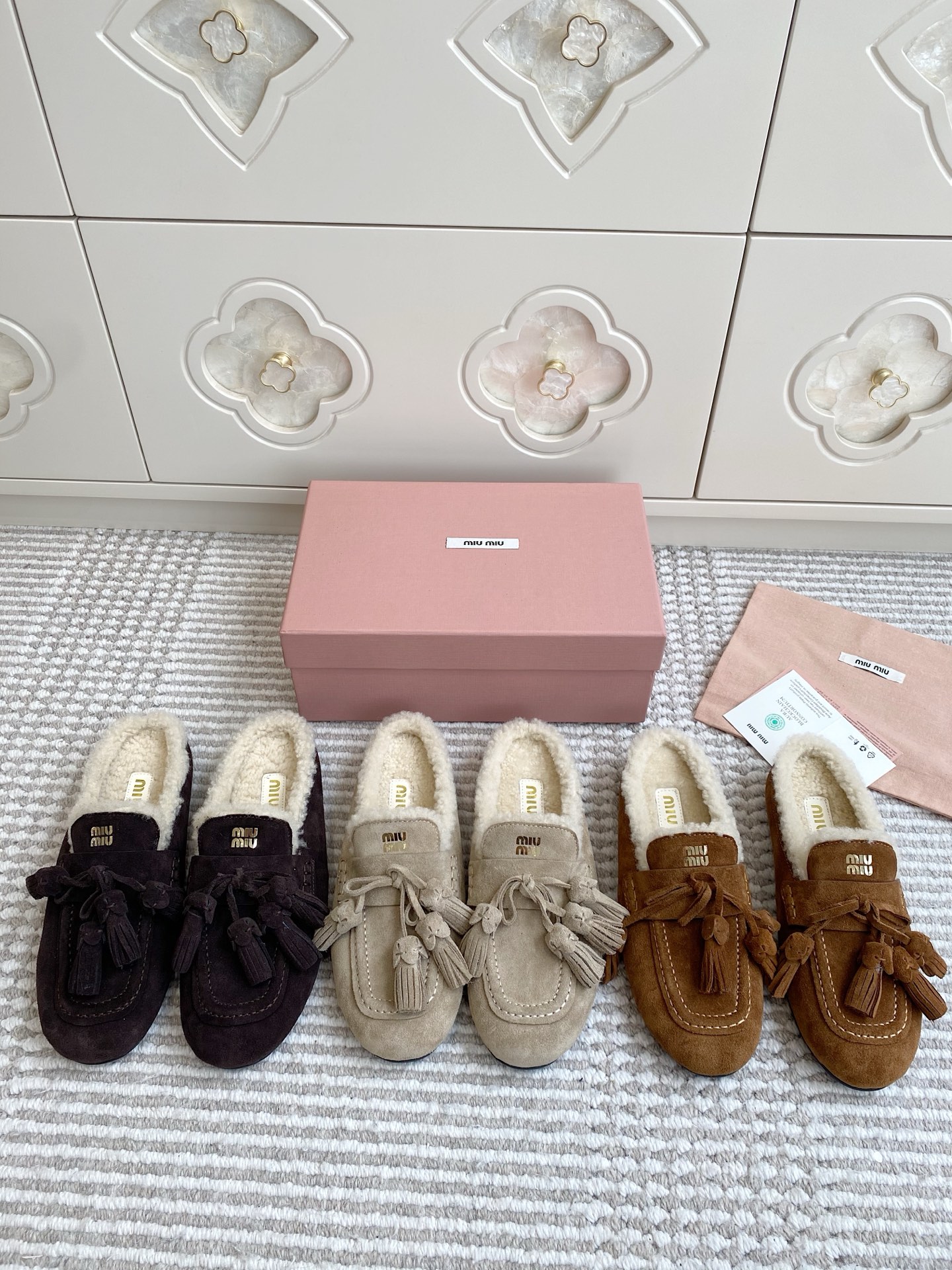 NO:645628,Miumiu·Suede Mule Wool Half-Flop·35-41,half-flop wool shoes,miumiu,chamois leather19860909Miumiu·麂皮穆勒羊毛半拖·35-41,半拖毛毛鞋,miumiu,chamois leather,Women's Shoes