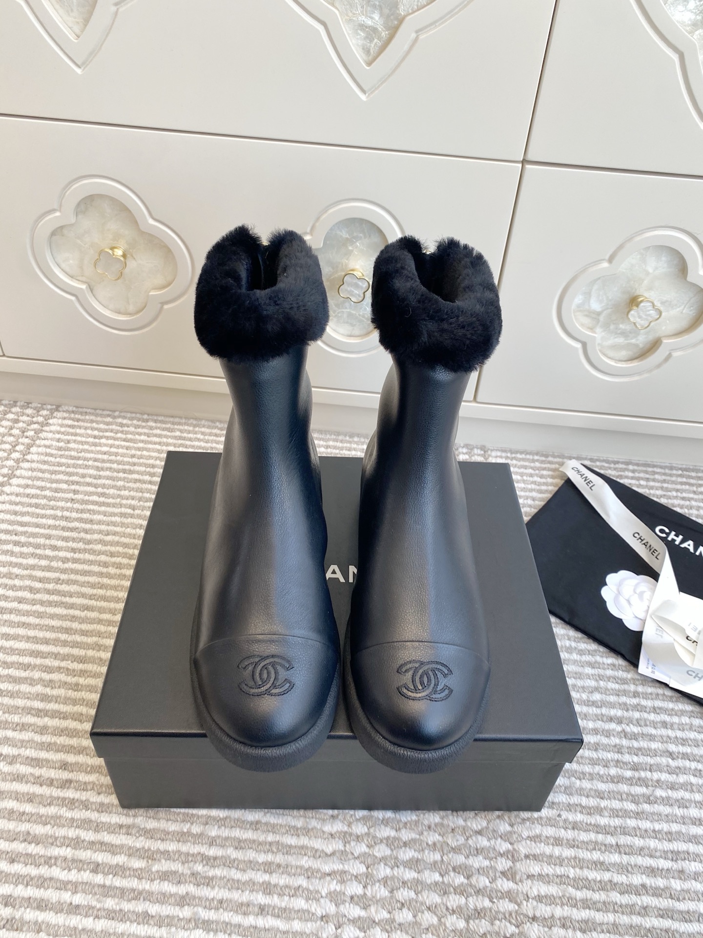 NO:645613,Batch slippers, single shoes, short boots, purchase-grade Chanel Xiaoxiang·Autumn and winter latest wool snow boots!  I really fell in love with it as soon as I tried it, it is very comfortable and warm!  The upper is high-mercerized cow suede/calf leather, the inner fur is all wool, and the outsole is an exclusive molded rubber outsole (non-slip and wear-resistant). Exclusive high-quality goods, worth recommending. Size 35~39 (40/41 custom-made, non-returnable), half-slip snow boots, chanel, boots, slippers, cowhide19860909批拖鞋 单鞋 短靴 代购级Chanel 小香·秋冬最新款羊毛雪地靴！ 真的是随便试试就爱上了,非常舒适且保暖！ 鞋面高丝光牛反绒/小牛皮 内里皮毛一体全羊毛 大底独家开模橡胶大底（防滑 耐磨） 独家高品质好货,值得推荐 size35～39（40/41定做不退换）,半拖雪地靴,chanel,boots,slippers,cowhide,Women's Shoes