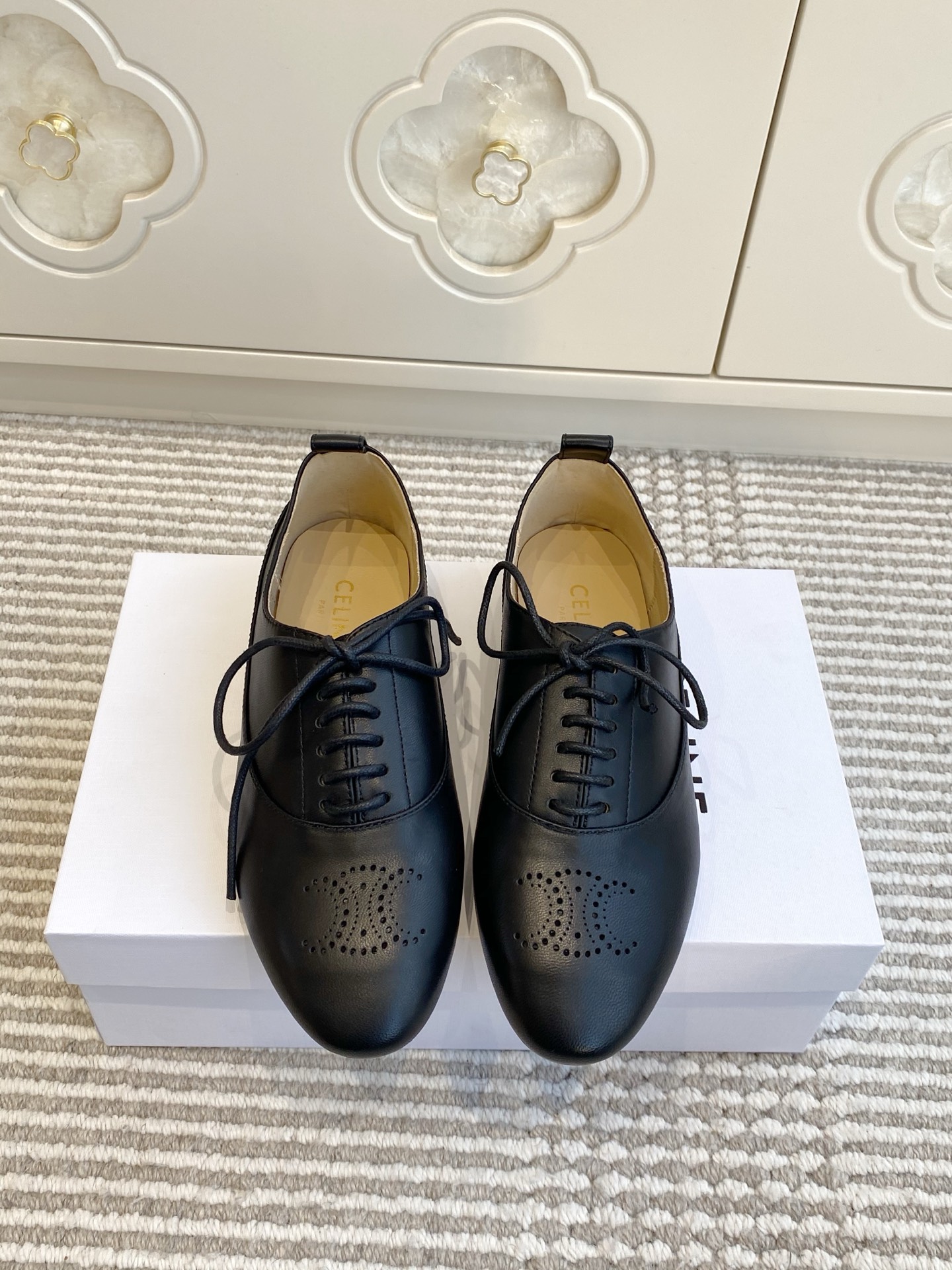 NO:645603,Celine 25ss autumn and winter new model Arc de Triomphe lace-up British style small leather shoes. The classic Arc de Triomphe logo LOGO is combined with the classic style of the 1970s. Retro casual yet youthful and foreign style ~ very versatile for daily wear. Light and breathable on the foot ~ fashionable and foreign style. Casual outing ~ very good-looking. The upper is made of original imported soft patent leather mixed sheepskin, the lining is sheepskin, and the sole is an original custom-made genuine leather outsole imported from Italy.  Size 35-39 (40.41 customized), single shoes, celine, celine, sheepskin, Leather soles19860909批 Celine 赛琳25ss秋冬新款·凯旋门·系带英伦风小皮鞋 经典凯旋门标志LOGO再融合70年代经典款式 复古休闲又不乏青春洋气～日常穿着非常百搭 上脚轻便透气～时髦洋气 随性出门～巨好看 鞋面采用原版进口软漆皮混种羊皮 内里垫脚羊皮 鞋底原版定制意大利进口真皮大底 码数35-39（40.41定做）,单鞋,celine,celine,sheepskin,Leather soles,Women's Shoes