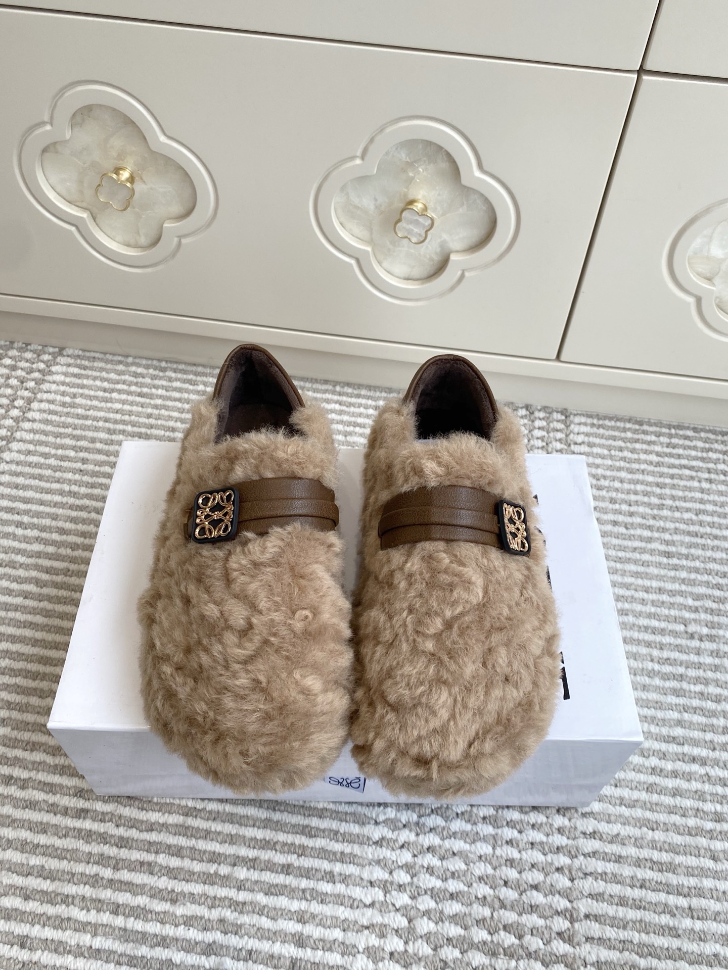 NO:645594,Batch LOEWE 25ss new fall and winter one-leg Birkenstock fur snow boots, extremely comfortable, very recognizable, beautiful and practical, comfortable but not monotonous fur slippers, original customized material for the upper, original open-molded wear-resistant rubber outsole for the original lining, size 35-40 (40.41 custom-made, non-returnable), semi-slip furry shoes, loewe, loewe, boots19860909批 LOEWE 罗意威 25ss秋冬新款一脚蹬勃肯毛毛鞋雪地靴 舒适度极高 非常具有辨识度 美貌与实用并存舒适而不单调的毛毛拖 鞋面原版定制材质 原版内里原版开模耐磨橡胶大底 码数35-40（40.41定做不退换）,半拖毛毛鞋,loewe,loewe,boots,Women's Shoes
