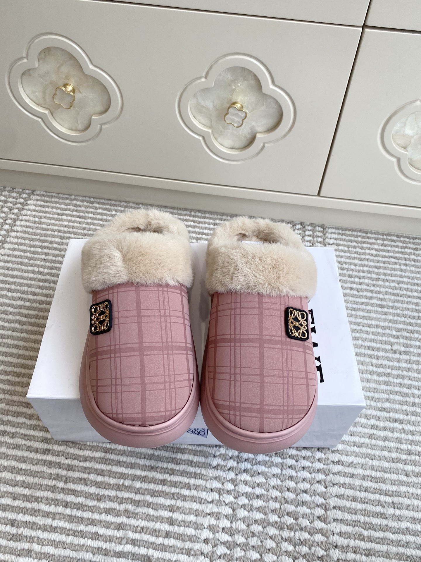 NO:645604,Batch LOEWE · 25ss autumn and winter new one-legged Birkenstock half-slippers, extremely comfortable, very recognizable, beautiful and practical, comfortable but not monotonous furry slippers, original customized material for the upper, original open-molded wear-resistant rubber outsole for the original lining, size 35-40 (40.41 custom-made, non-refundable), half-muffled furry shoes, loewe, loewe19860909批 LOEWE 罗意威·25ss秋冬新款一脚蹬勃肯半拖 舒适度极高 非常具有辨识度 美貌与实用并存舒适而不单调的毛毛拖 鞋面原版定制材质 原版内里原版开模耐磨橡胶大底 码数35-40（40.41定做不退换）,半拖毛毛鞋,loewe,loewe,Women's Shoes