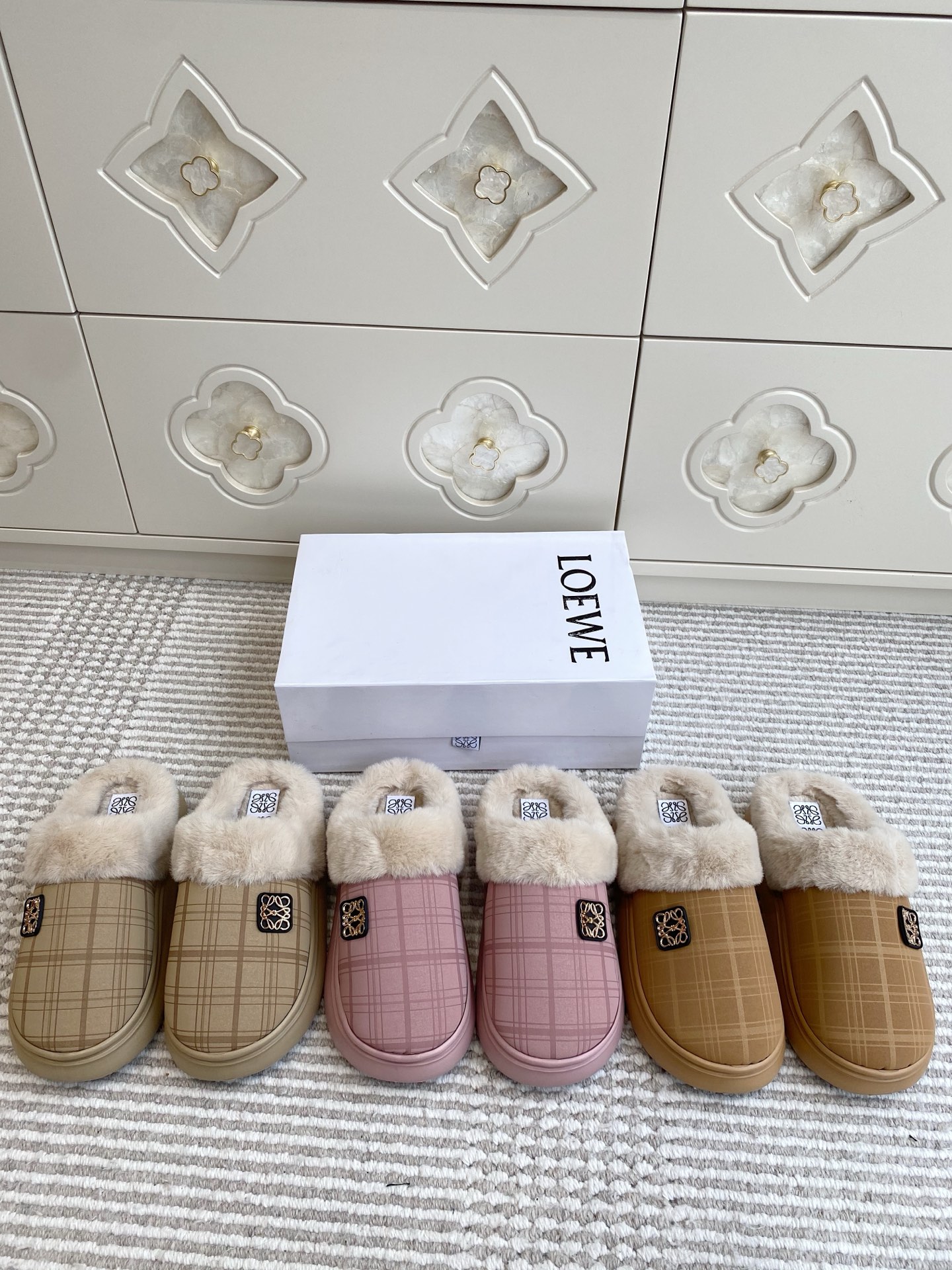 NO:645609,Loewe·Thick-soled fur slippers·35-41, half-slip fur slippers, loewe, slippers19860909Loewe·厚底毛毛拖鞋·35-41,半拖毛毛鞋,loewe,slippers,Women's Shoes