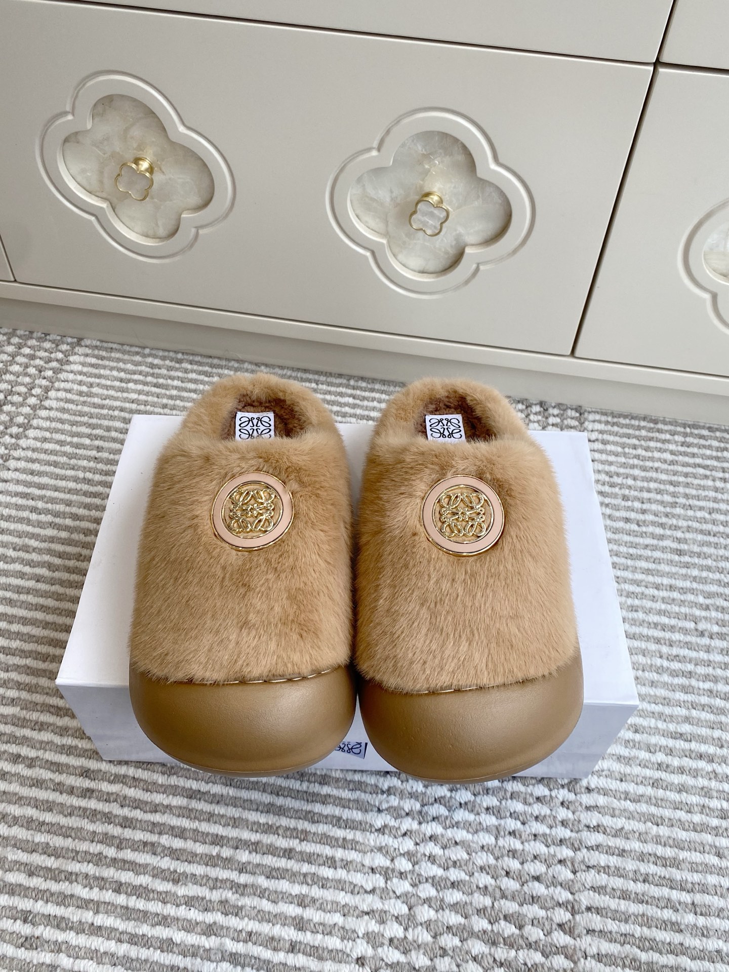NO:645614,Batch LOEWE · 25ss autumn and winter new one-legged Birkenstock thick-soled fur slippers. Very comfortable and very recognizable. Beautiful and practical. Comfortable but not monotonous fur half-slippers. Original custom-made material for the upper. Original lining. Original open-molded wear-resistant rubber outsole. Size 35-40 (40.41 custom-made and non-refundable). Half-slip furry shoes, loewe, loewe, slippers19860909批 LOEWE 罗意威 ·25ss秋冬新款一脚蹬勃肯厚底毛毛拖鞋 舒适度极高 非常具有辨识度 美貌与实用并存舒适而不单调的毛毛半拖 鞋面原版定制材质 原版内里原版开模耐磨橡胶大底 码数35-40（40.41定做不退换）,半拖毛毛鞋,loewe,loewe,slippers,Women's Shoes