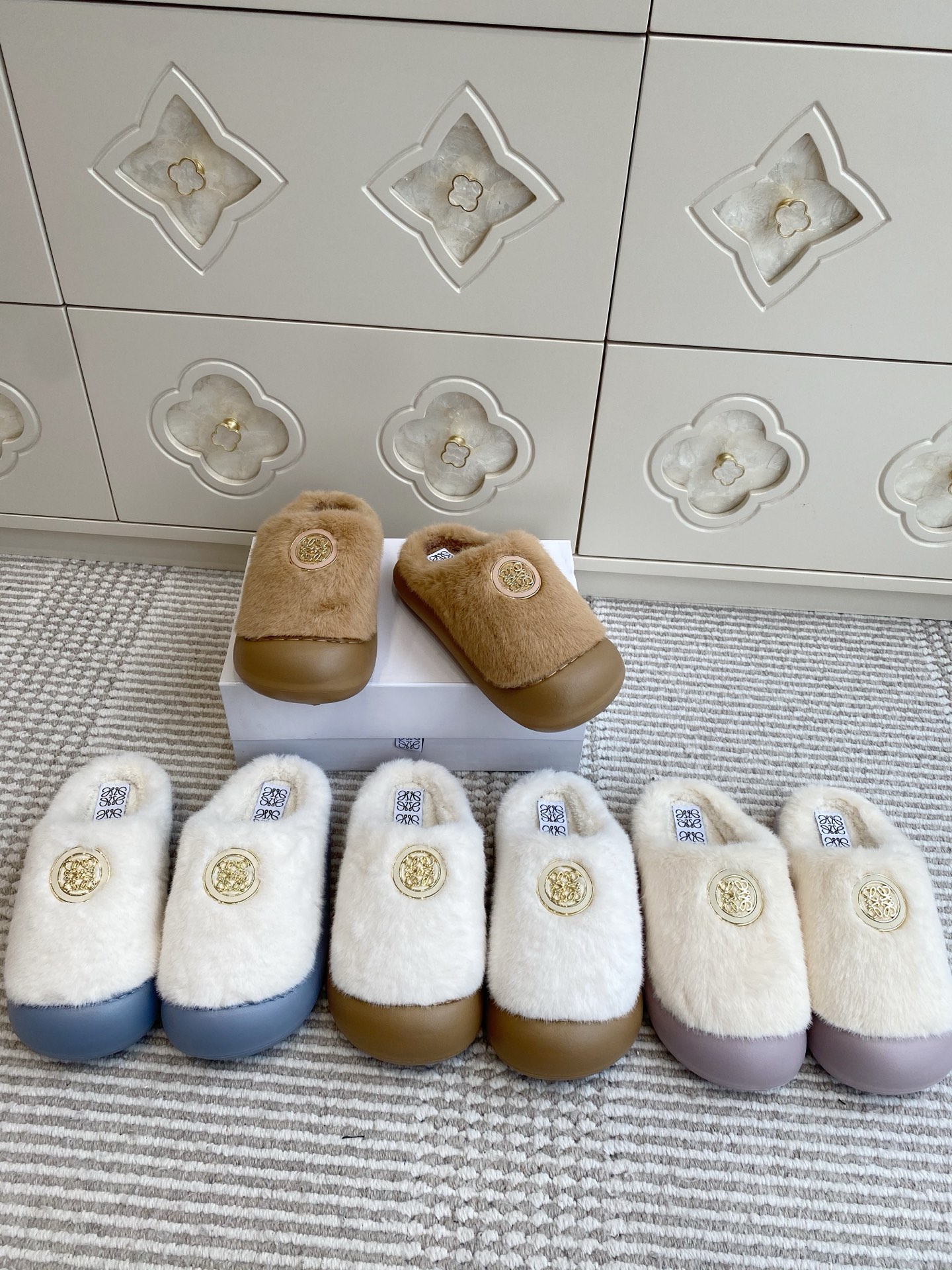 NO:645565,Loewe·Thick-soled fur slippers·35-41, half-slip fur slippers, loewe, slippers19860909Loewe·厚底毛毛拖鞋·35-41,半拖毛毛鞋,loewe,slippers,Women's Shoes