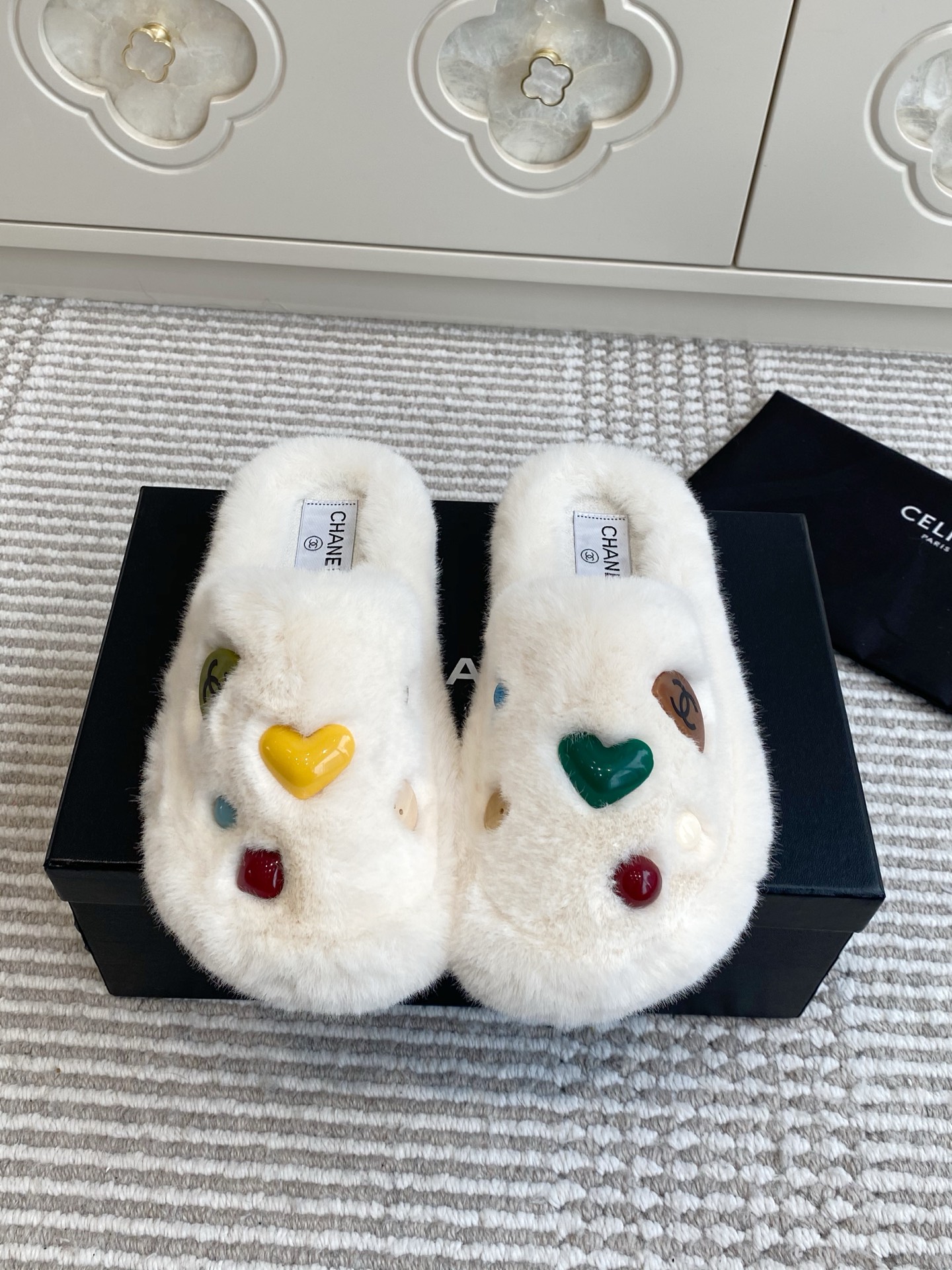 NO:645571,Batch Chanel's new autumn and winter products·furry slippers. This furry slipper is really cute. The soft and fluffy fur is comfortable and warm for the feet. It increases the height and length of the legs. It is casual and lazy with socks in autumn and winter. The upper feet are really beautiful and fashionable! So beautiful and beautiful. Imported wool. It feels delicate, soft and silky. Rubber outsole. Size 35-39 (40 41 customized), semi-furry shoes, chanel, slippers, socks.19860909批 Chanel 秋冬新品·毛毛拖鞋 这款毛拖真的是真太可爱了 柔软蓬松的毛毛 舒服暖脚 增高显腿长 秋冬搭配袜子休闲又慵懒 上脚真的好看又时髦!美腻美爆了 进口羊毛 手感细腻柔软丝滑 橡胶大底 码数35-39（40 41订做）,半拖毛毛鞋,chanel,slippers,socks,Women's Shoes