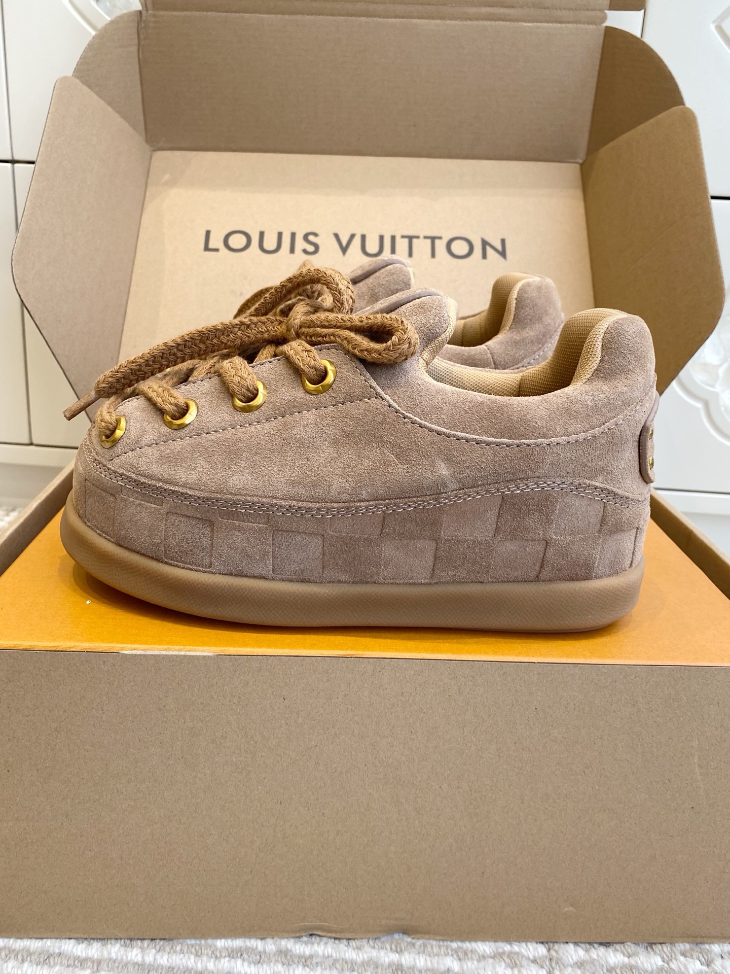 NO:645592,First batch of LV x Nigo joint model YETI fw25 series new products. One of the trendiest and cutest snow boots. The same style of Wang Jiaer. This year's popular 'Fat Dudu' Forrest Gump bread shoes. Surprised Zen fusion of outdoor genes completely subverts the tradition. NIGO is really good [original development, top on the market] suede cowhide material, plaid embossing process, unique stitching design, original 1:1 molded rubber outsole  The pattern is extremely cute. Women's size 35-40, men's size 39-45, complete package, furry shoes, louis vuitton, boots, cowhide19860909批 LV x Nigo 联名款 YETI fw25系列新品 最潮最萌的雪地靴没有之一 王嘉尔同款 今年火爆出圈’胖嘟嘟’阿甘面包鞋 诧寂禅意融合户外基因 一整个颠覆传统 NIGO真的太会了【 原版开发 市面顶级】 绒面牛皮材质 格子压印工艺 走线缝制设计别出心裁 原版1:1开模橡胶大底 图案可爱至极 女款size35-40 男款size39-45 全套包装,毛毛鞋,louis vuitton,boots,cowhide,Women's Shoes