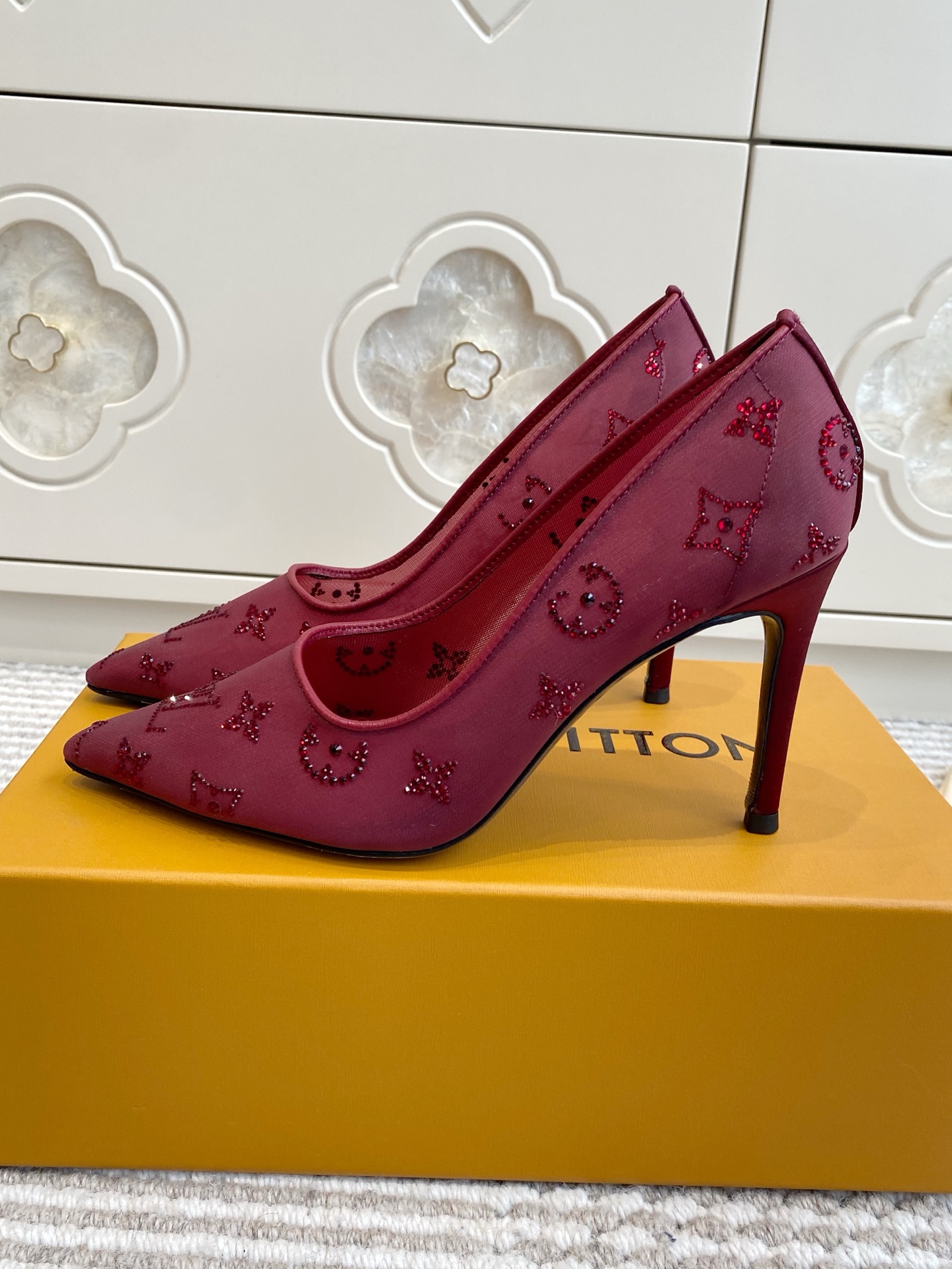 NO:645581,Batch LV Lvjia 2025 new style·Gala mesh hot-drilled high-heeled shoes pointed-toe single shoes. Elegant Monogram made of bright rhinestones. Genuine leather sole. Three heels: flat, 7.5cm and 9.5cm. Color: coffee, burgundy, apricot, black. Regular size: 35-39. Customized 34.40.41.42, high-heeled shoes, louis vuitton, louis vuitton, louis  vuitton, high heels19860909批 LV驴家2025年新款·Gala网纱烫钻高跟鞋尖头单鞋 由璀璨莱茵石组成Monogram的雅致 真皮底 三个跟:平底,7.5cm和9.5cm 颜色:咖色.酒红.杏色.黑色 正码:35-39订做34.40.41.42,高跟鞋单鞋,louis vuitton,louis vuitton,louis vuitton,high heels,Women's Shoes