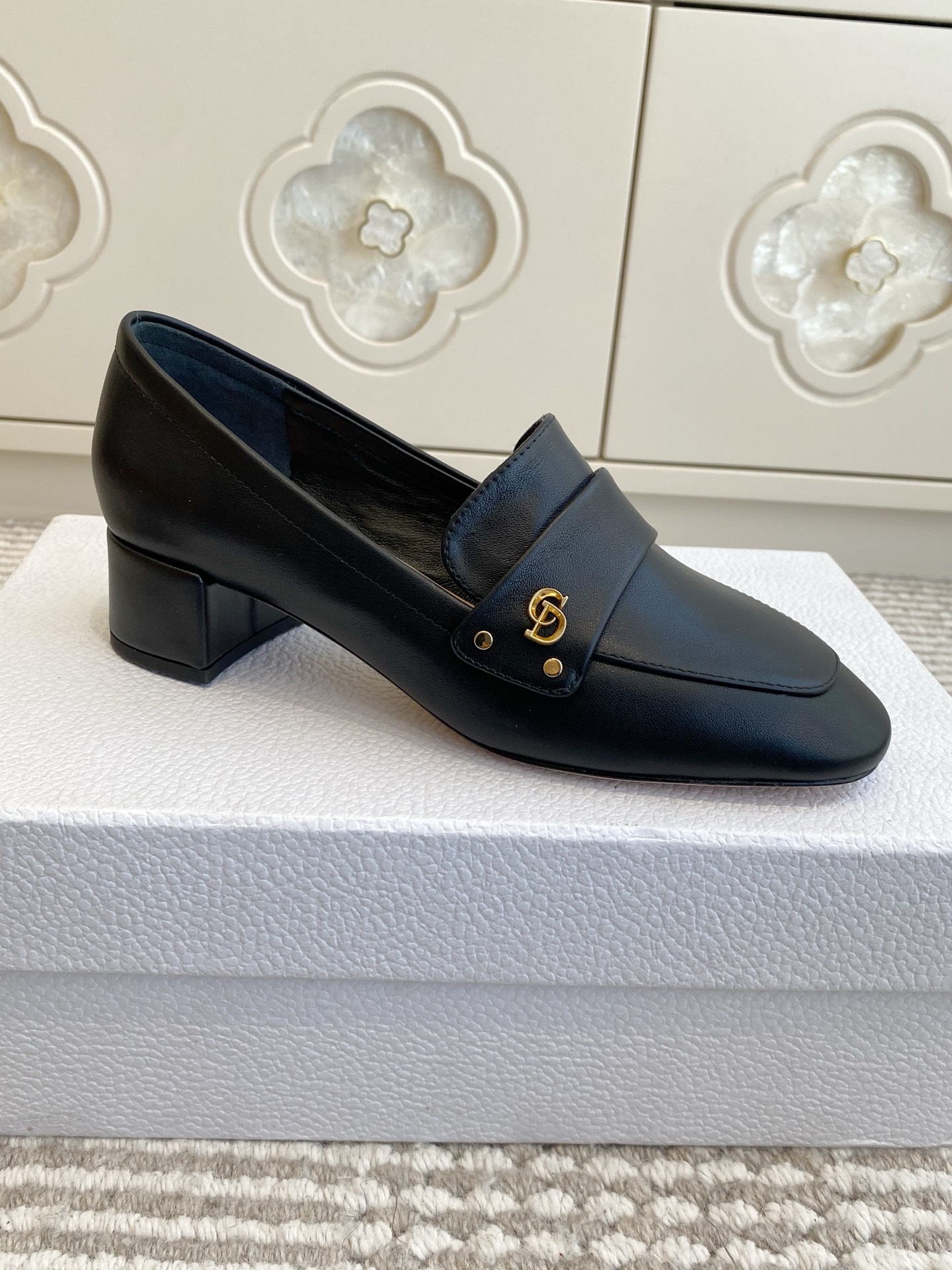 🐳Dior迪奥·25ss新🆕粗跟cd乐福鞋 单鞋采用漆皮和真皮材质，质感高级且光泽感强；鞋身饰有品牌标志