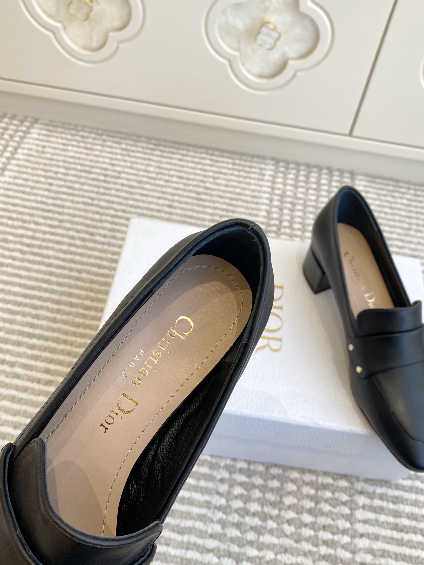 🐳Dior迪奥·25ss新🆕粗跟cd乐福鞋 单鞋采用漆皮和真皮材质，质感高级且光泽感强；鞋身饰有品牌标志