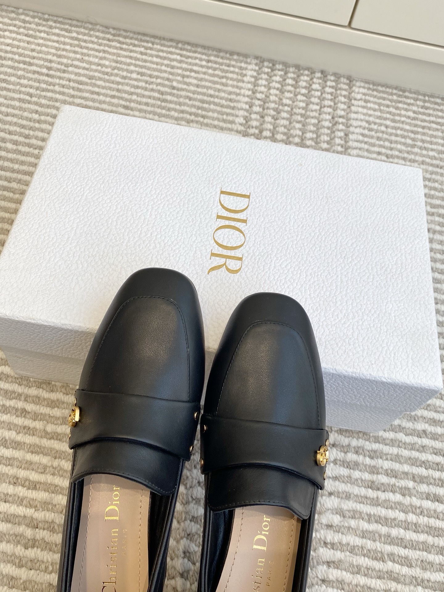 🐳Dior迪奥·25ss新🆕粗跟cd乐福鞋 单鞋采用漆皮和真皮材质，质感高级且光泽感强；鞋身饰有品牌标志