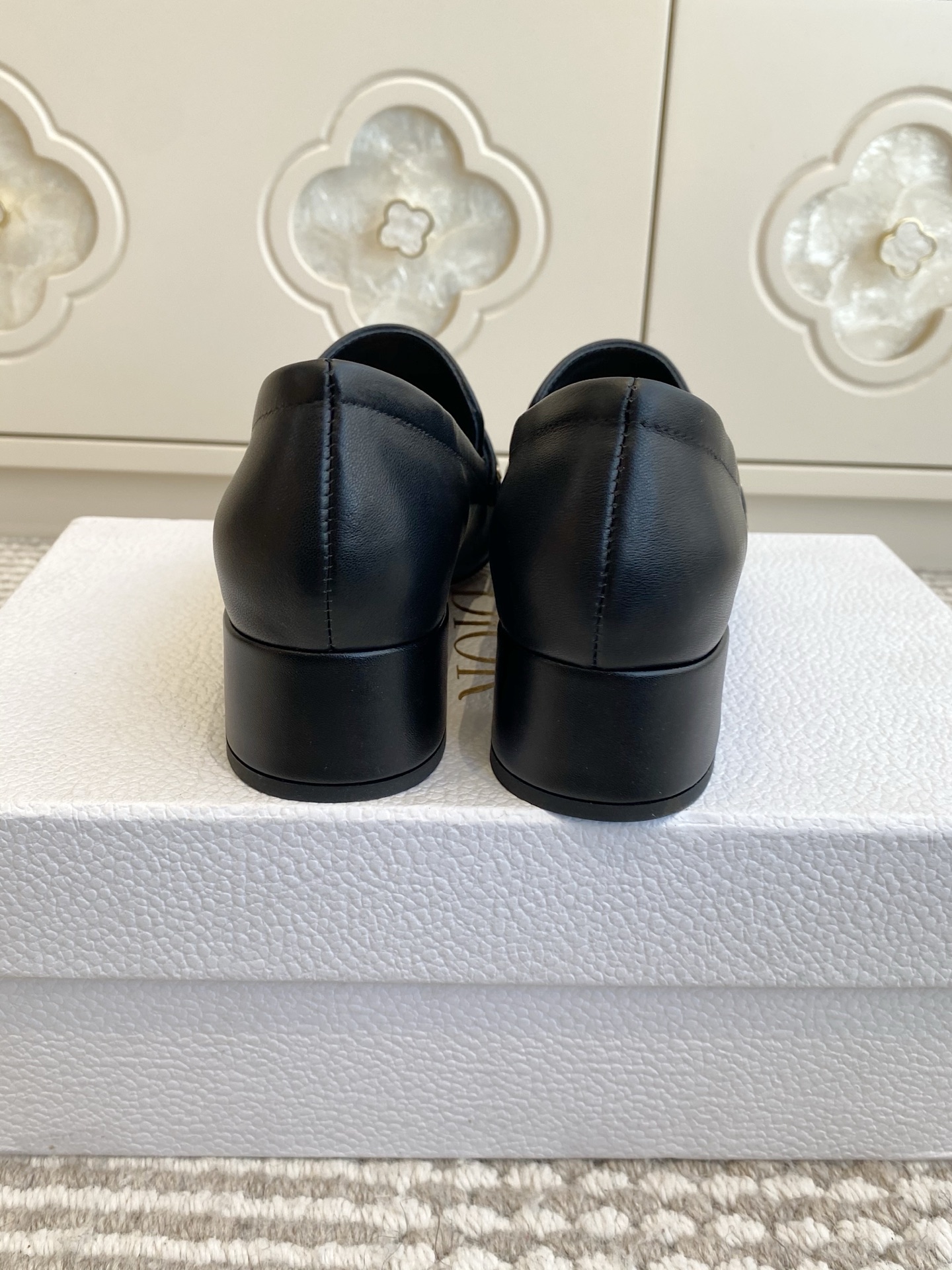 🐳Dior迪奥·25ss新🆕粗跟cd乐福鞋 单鞋采用漆皮和真皮材质，质感高级且光泽感强；鞋身饰有品牌标志