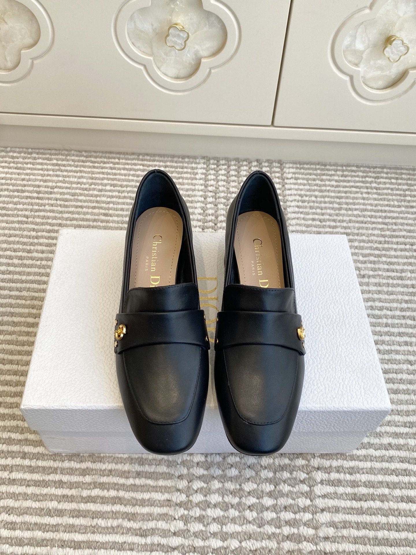 🐳Dior迪奥·25ss新🆕粗跟cd乐福鞋 单鞋采用漆皮和真皮材质，质感高级且光泽感强；鞋身饰有品牌标志