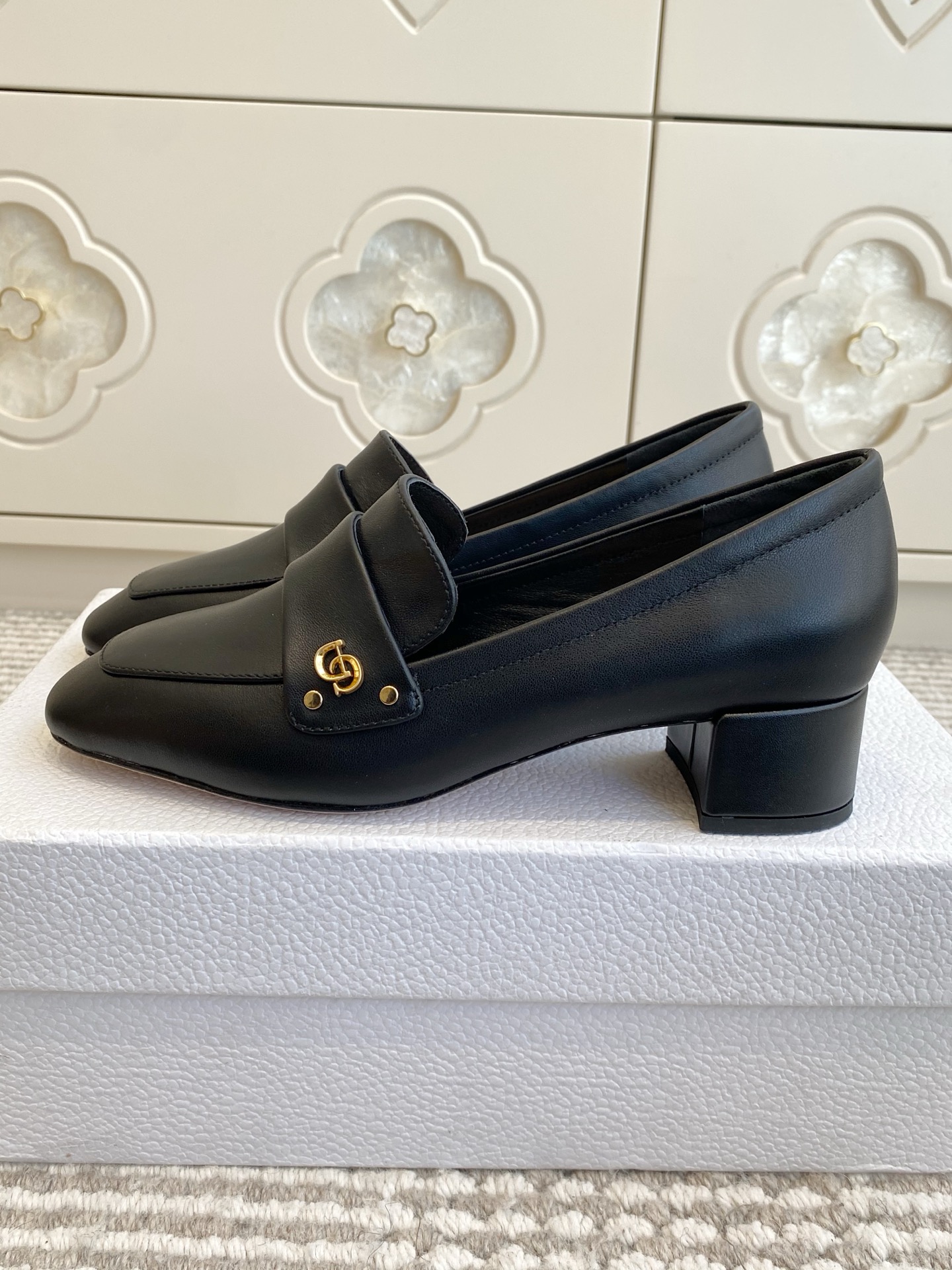 🐳Dior迪奥·25ss新🆕粗跟cd乐福鞋 单鞋采用漆皮和真皮材质，质感高级且光泽感强；鞋身饰有品牌标志