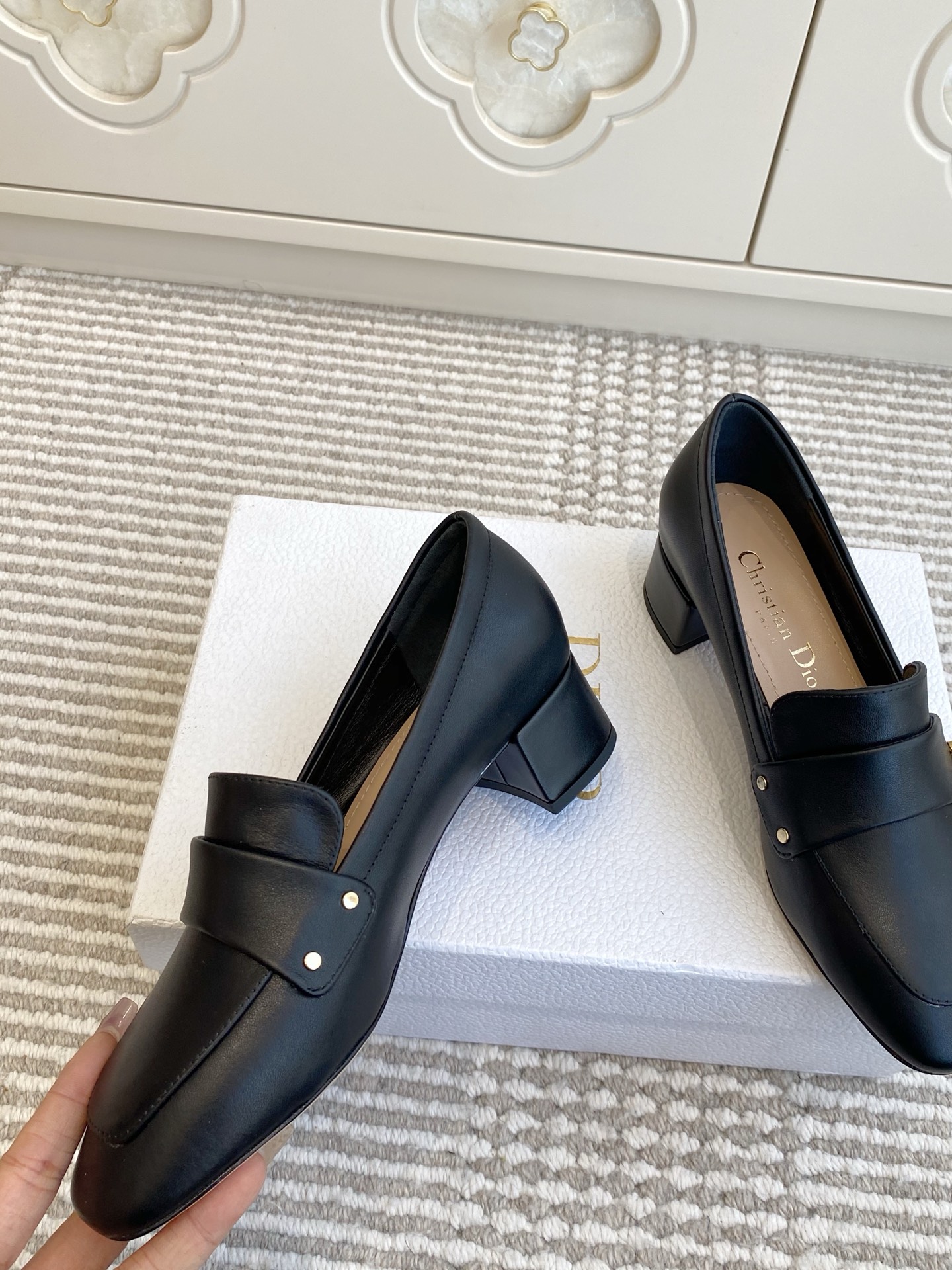 🐳Dior迪奥·25ss新🆕粗跟cd乐福鞋 单鞋采用漆皮和真皮材质，质感高级且光泽感强；鞋身饰有品牌标志