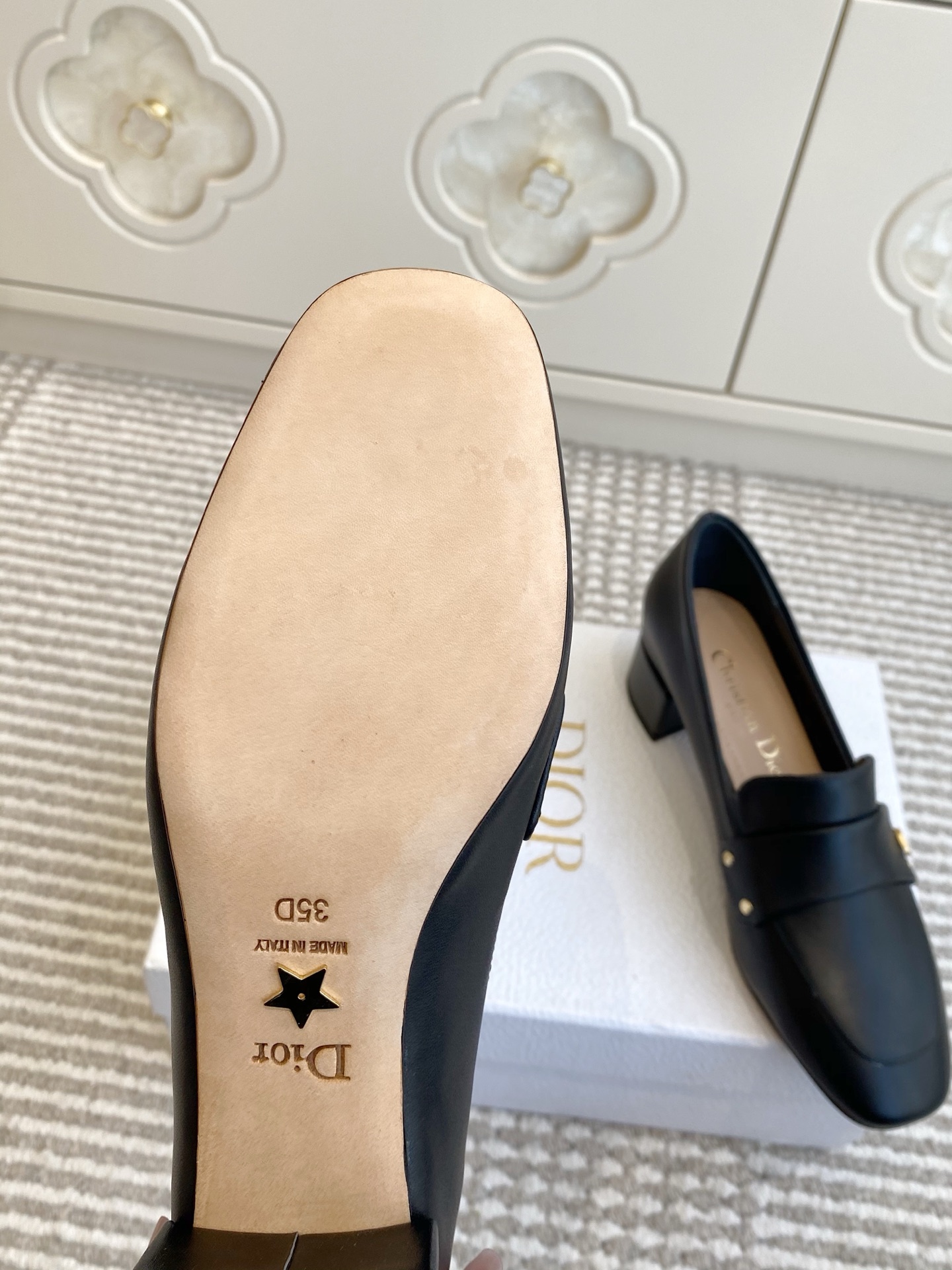 🐳Dior迪奥·25ss新🆕粗跟cd乐福鞋 单鞋采用漆皮和真皮材质，质感高级且光泽感强；鞋身饰有品牌标志