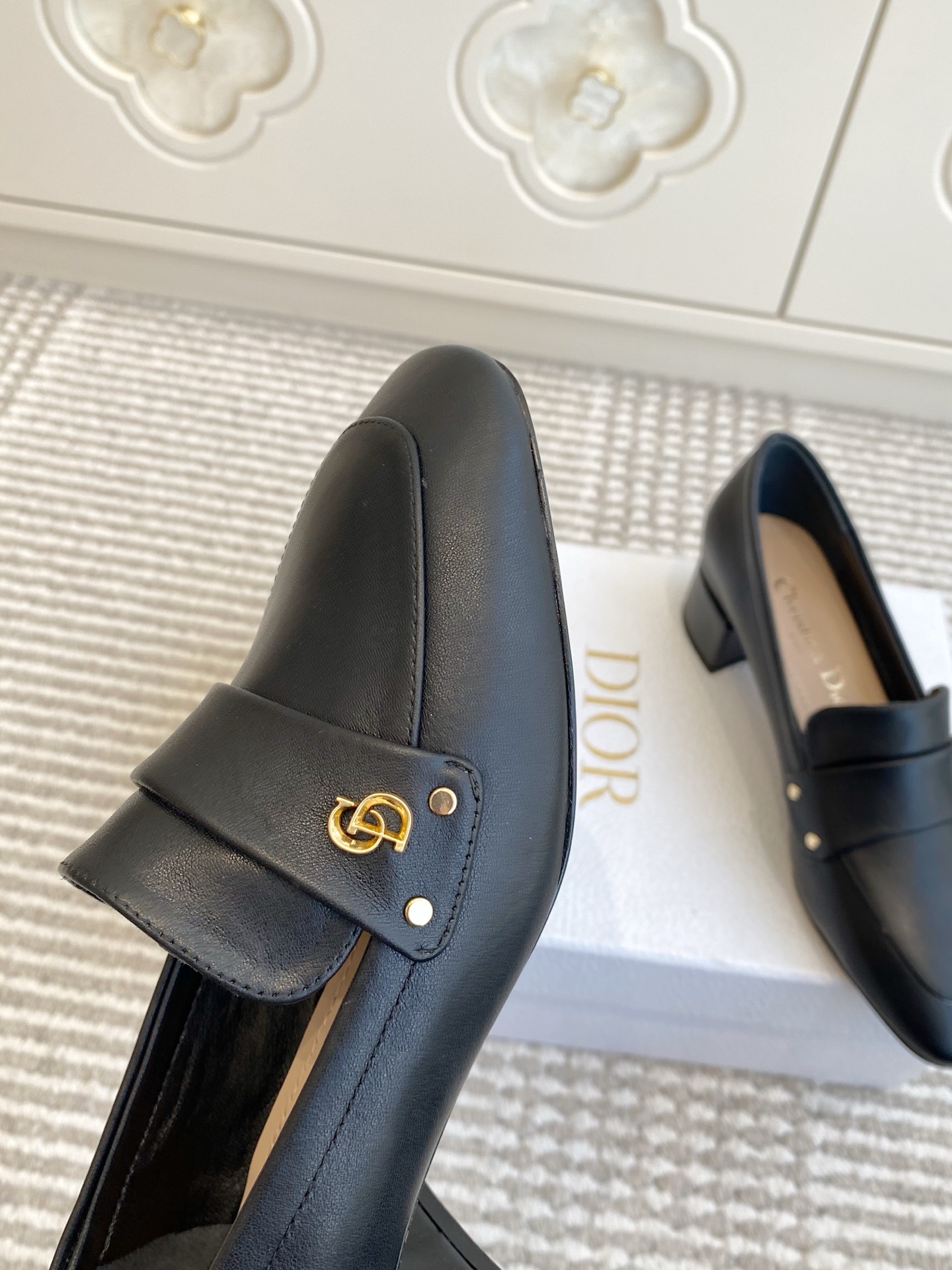 🐳Dior迪奥·25ss新🆕粗跟cd乐福鞋 单鞋采用漆皮和真皮材质，质感高级且光泽感强；鞋身饰有品牌标志