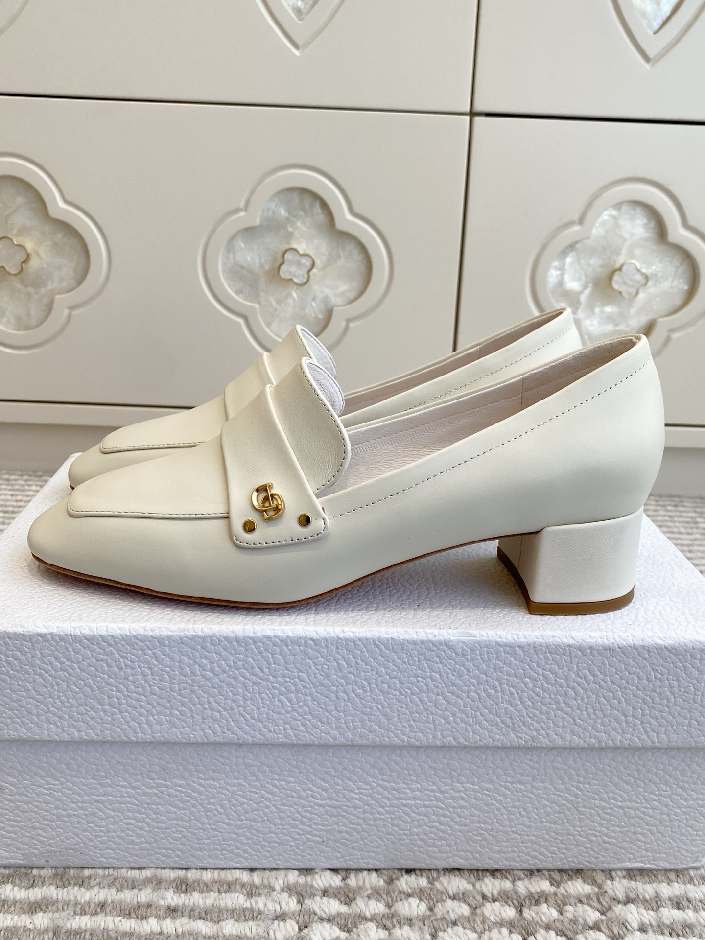 🐳Dior迪奥·25ss新🆕粗跟cd乐福鞋 单鞋采用漆皮和真皮材质，质感高级且光泽感强；鞋身饰有品牌标志