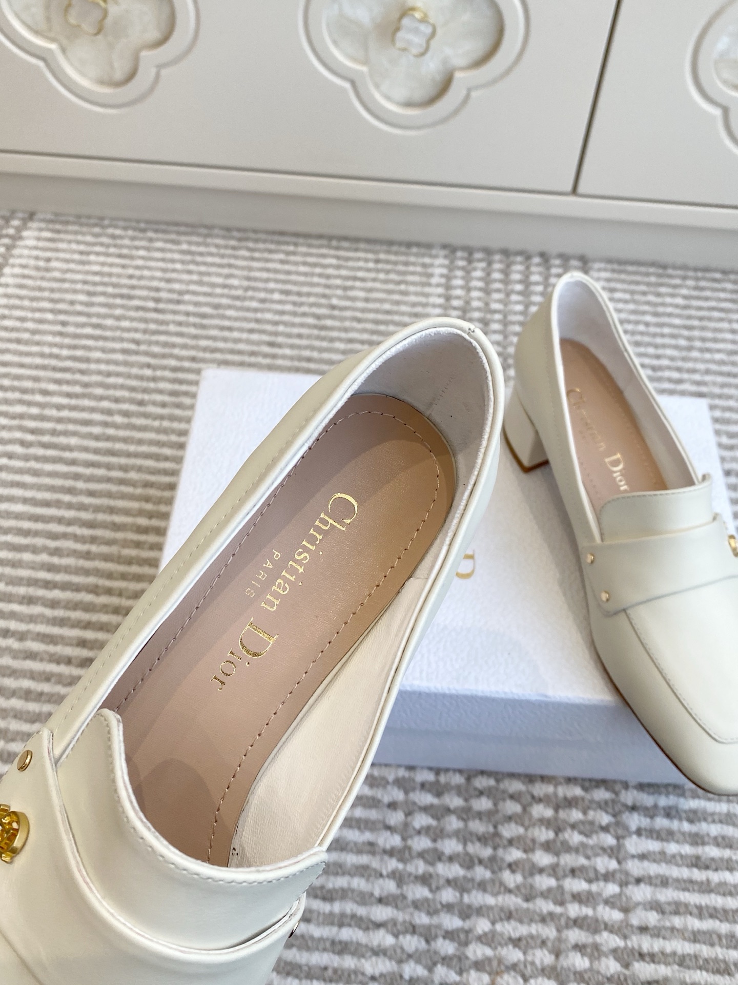 🐳Dior迪奥·25ss新🆕粗跟cd乐福鞋 单鞋采用漆皮和真皮材质，质感高级且光泽感强；鞋身饰有品牌标志