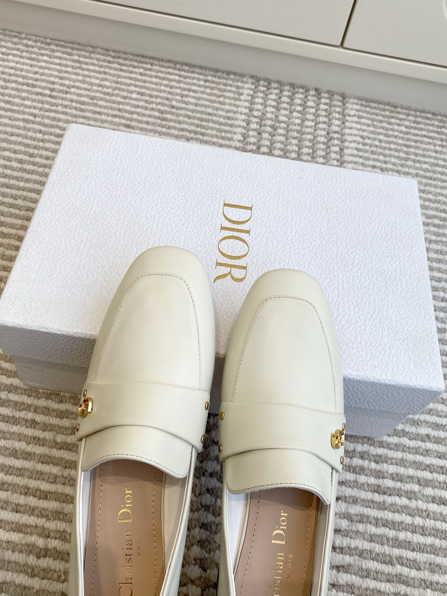 🐳Dior迪奥·25ss新🆕粗跟cd乐福鞋 单鞋采用漆皮和真皮材质，质感高级且光泽感强；鞋身饰有品牌标志