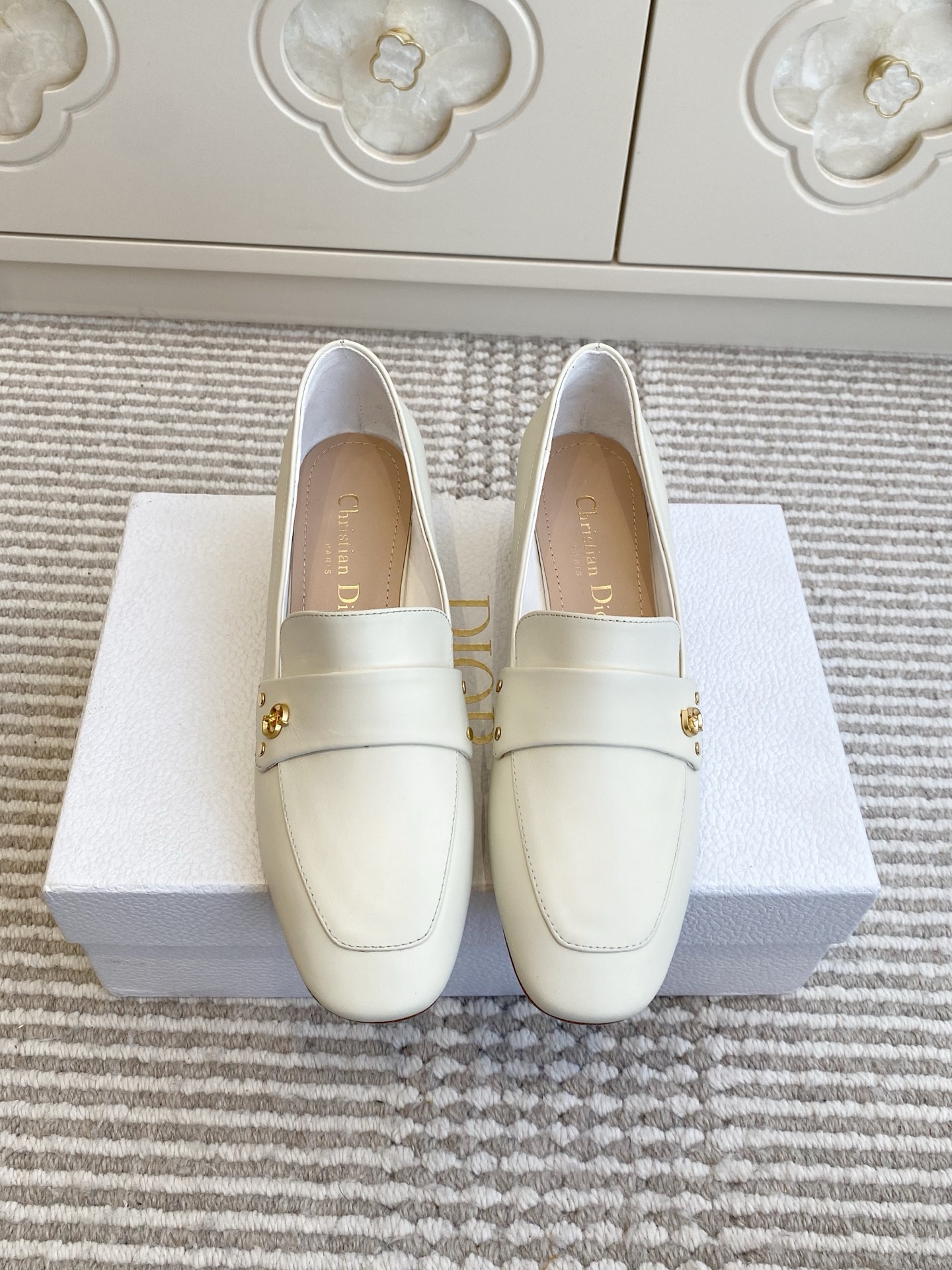 🐳Dior迪奥·25ss新🆕粗跟cd乐福鞋 单鞋采用漆皮和真皮材质，质感高级且光泽感强；鞋身饰有品牌标志