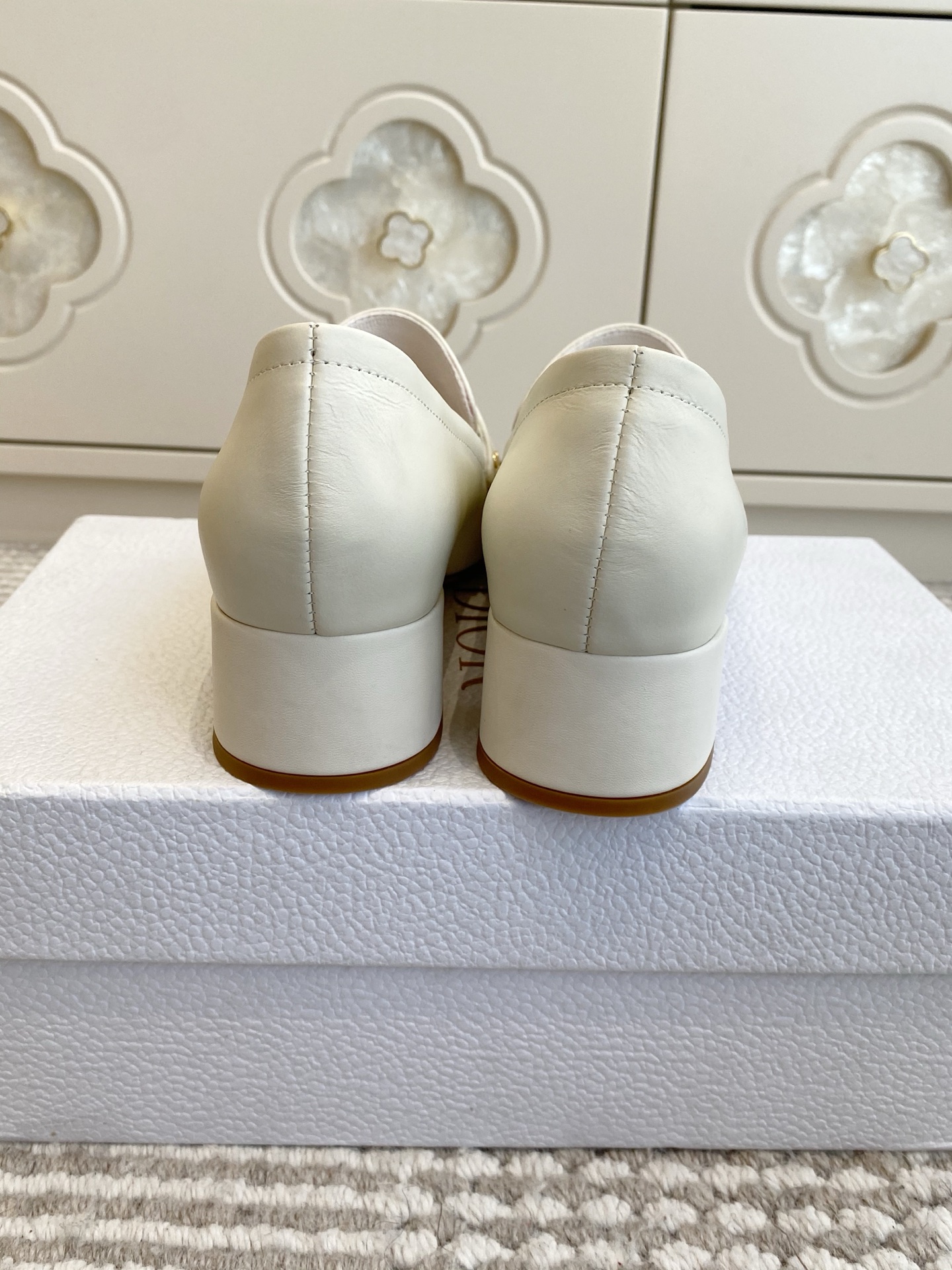 🐳Dior迪奥·25ss新🆕粗跟cd乐福鞋 单鞋采用漆皮和真皮材质，质感高级且光泽感强；鞋身饰有品牌标志