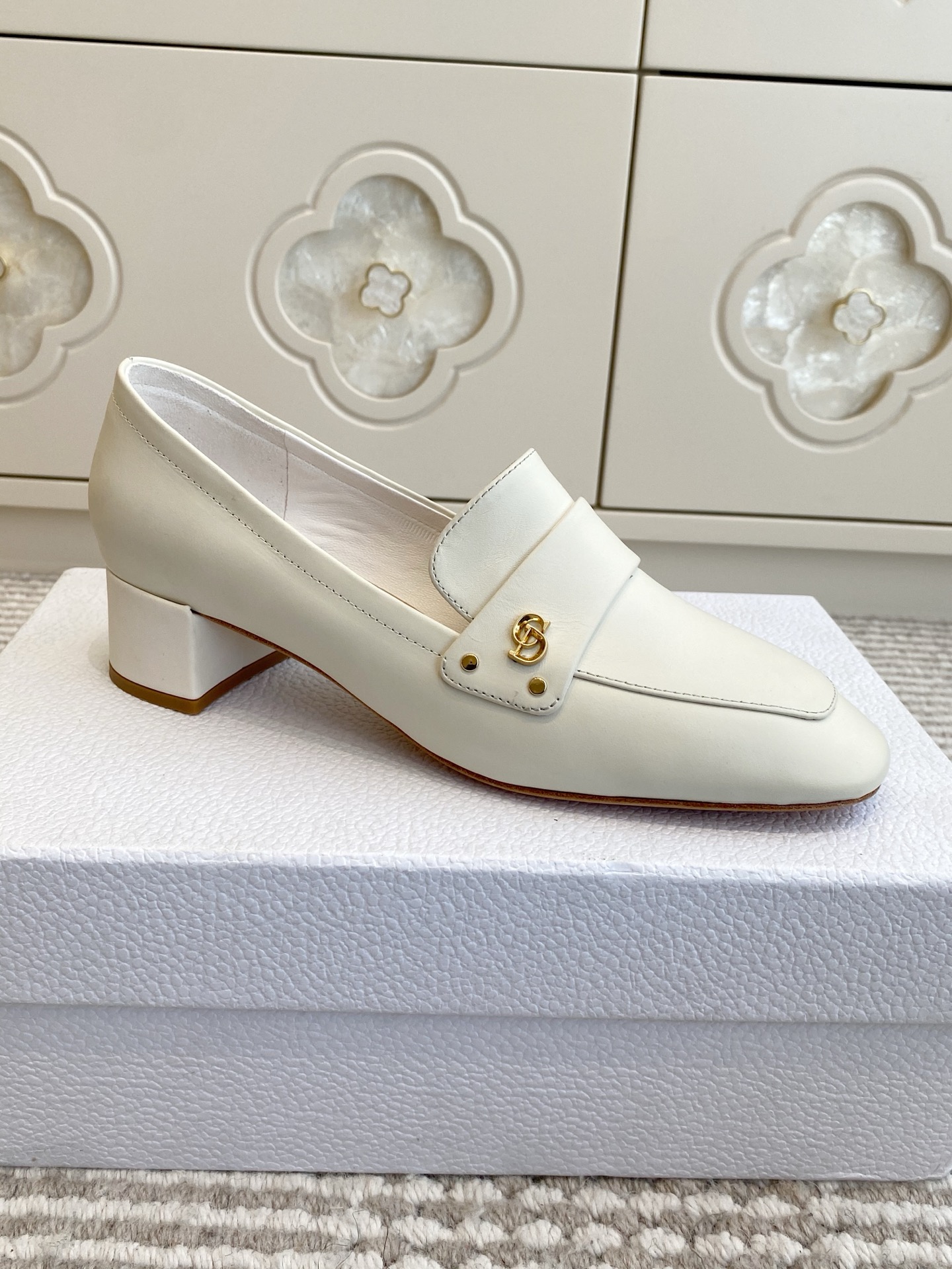 🐳Dior迪奥·25ss新🆕粗跟cd乐福鞋 单鞋采用漆皮和真皮材质，质感高级且光泽感强；鞋身饰有品牌标志