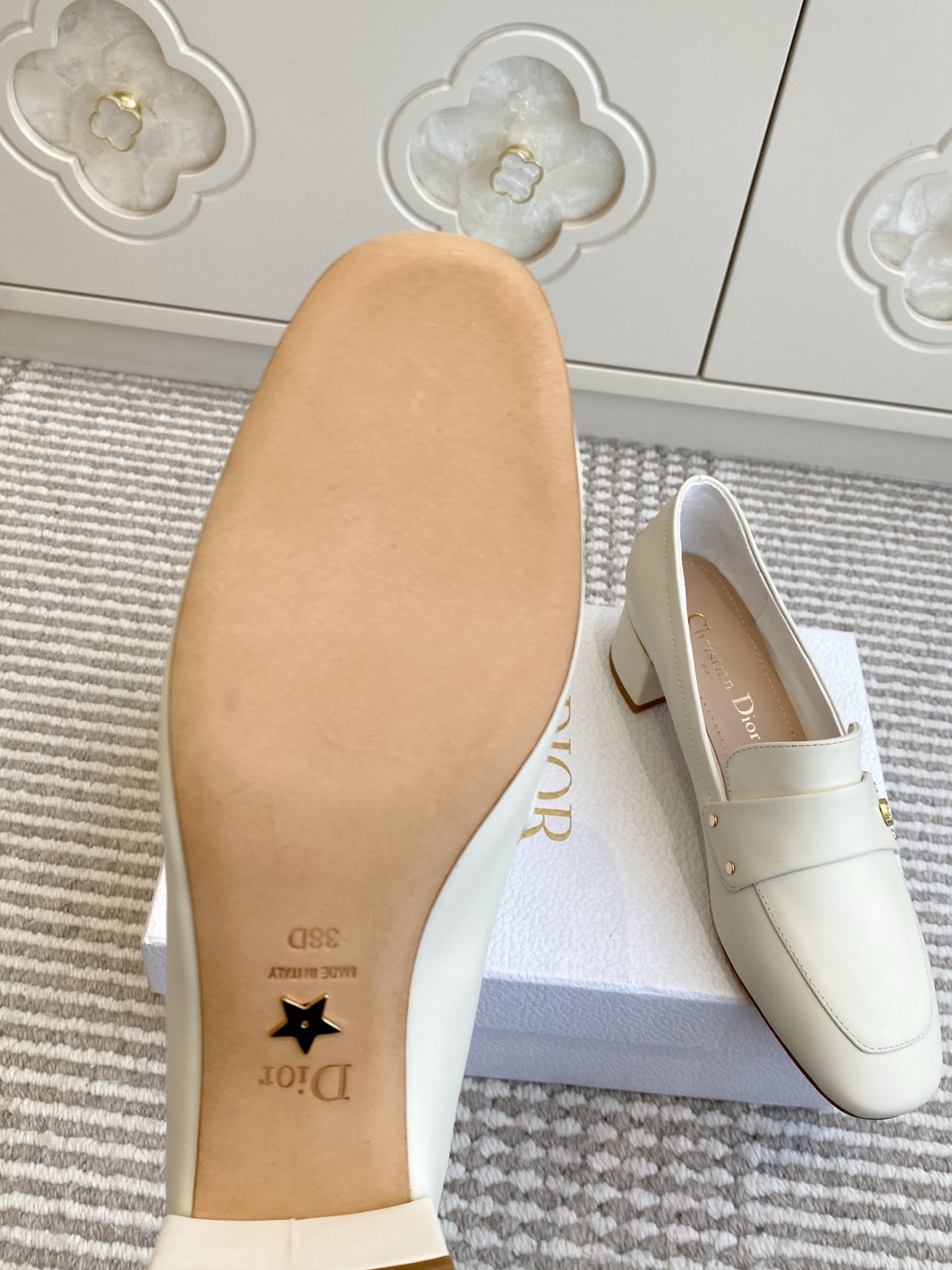 🐳Dior迪奥·25ss新🆕粗跟cd乐福鞋 单鞋采用漆皮和真皮材质，质感高级且光泽感强；鞋身饰有品牌标志