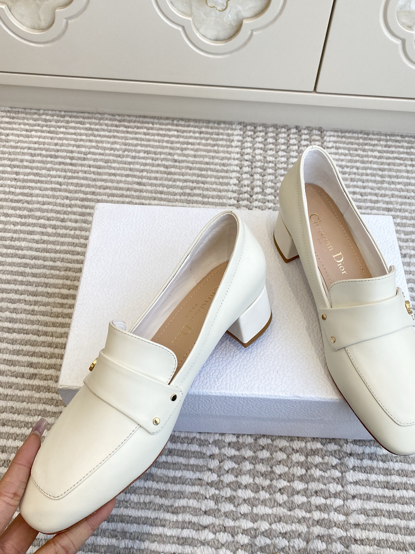 🐳Dior迪奥·25ss新🆕粗跟cd乐福鞋 单鞋采用漆皮和真皮材质，质感高级且光泽感强；鞋身饰有品牌标志