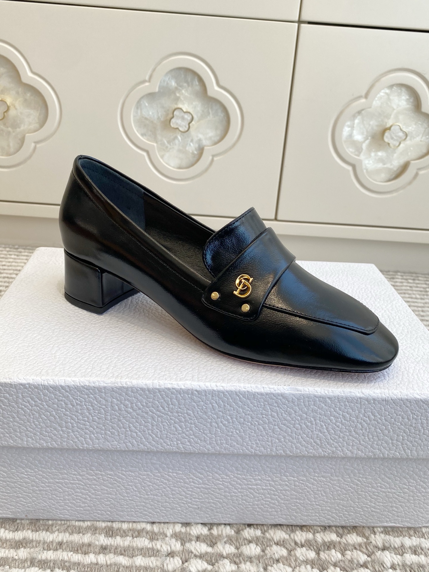 🐳Dior迪奥·25ss新🆕粗跟cd乐福鞋 单鞋采用漆皮和真皮材质，质感高级且光泽感强；鞋身饰有品牌标志