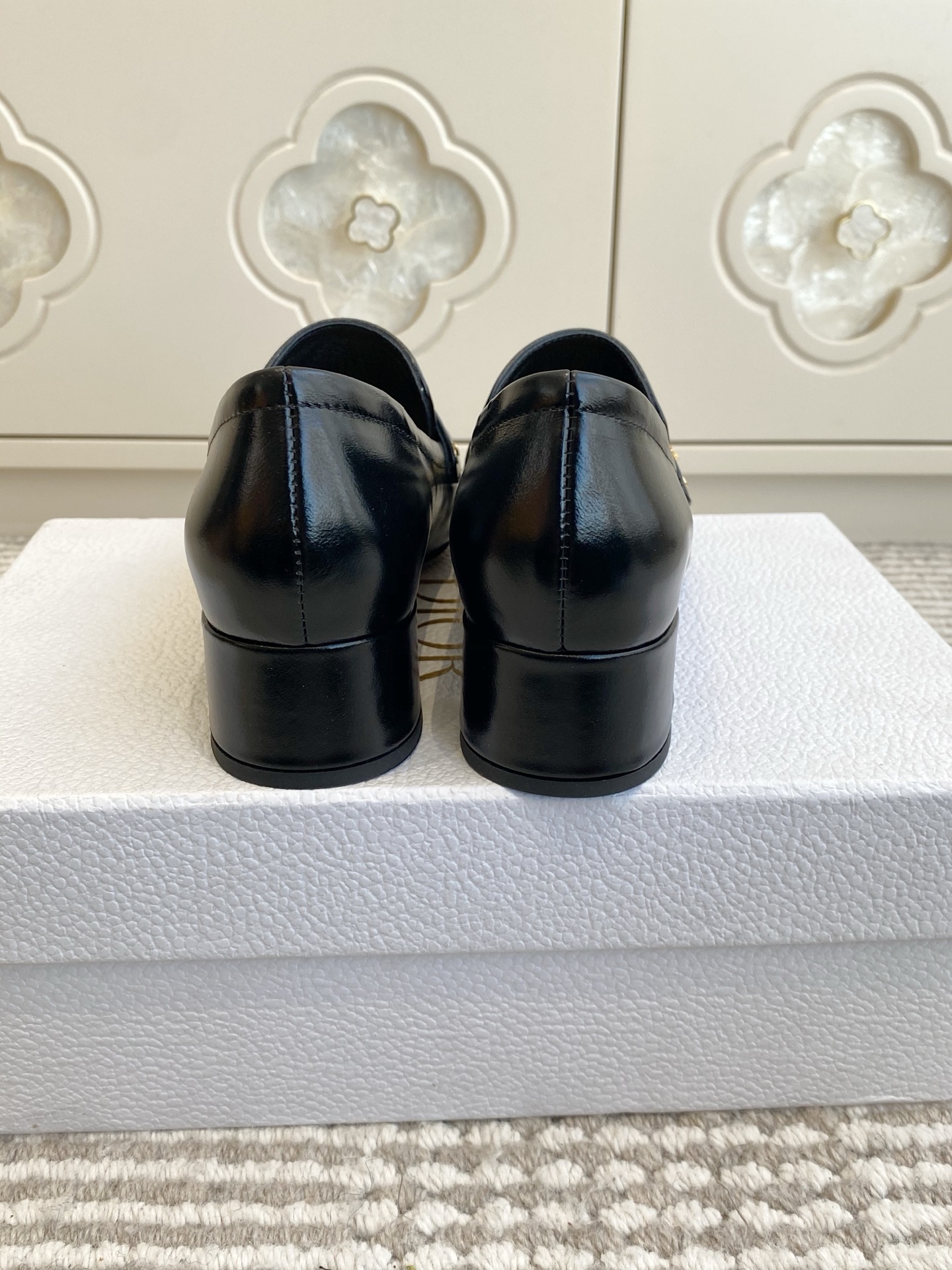 🐳Dior迪奥·25ss新🆕粗跟cd乐福鞋 单鞋采用漆皮和真皮材质，质感高级且光泽感强；鞋身饰有品牌标志