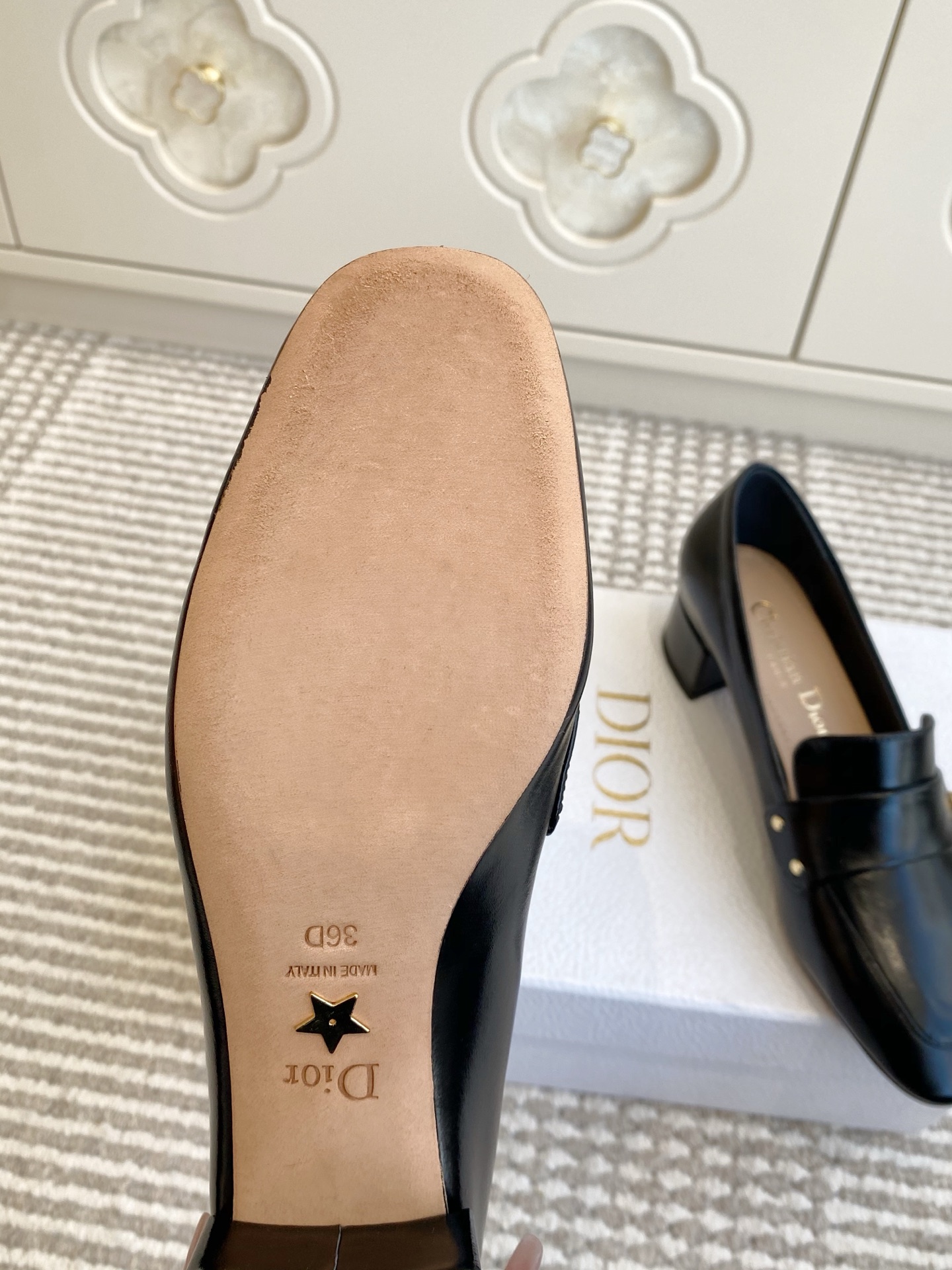 🐳Dior迪奥·25ss新🆕粗跟cd乐福鞋 单鞋采用漆皮和真皮材质，质感高级且光泽感强；鞋身饰有品牌标志