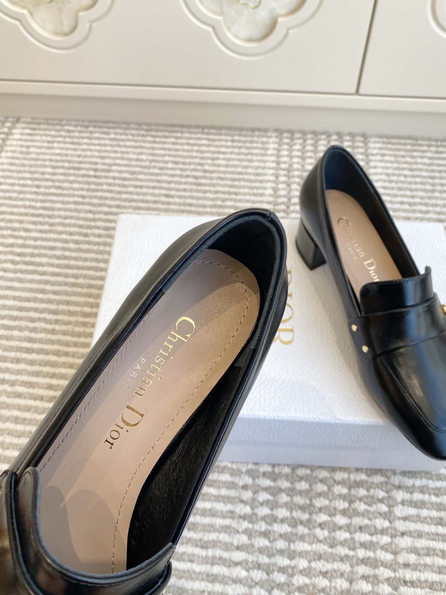 🐳Dior迪奥·25ss新🆕粗跟cd乐福鞋 单鞋采用漆皮和真皮材质，质感高级且光泽感强；鞋身饰有品牌标志
