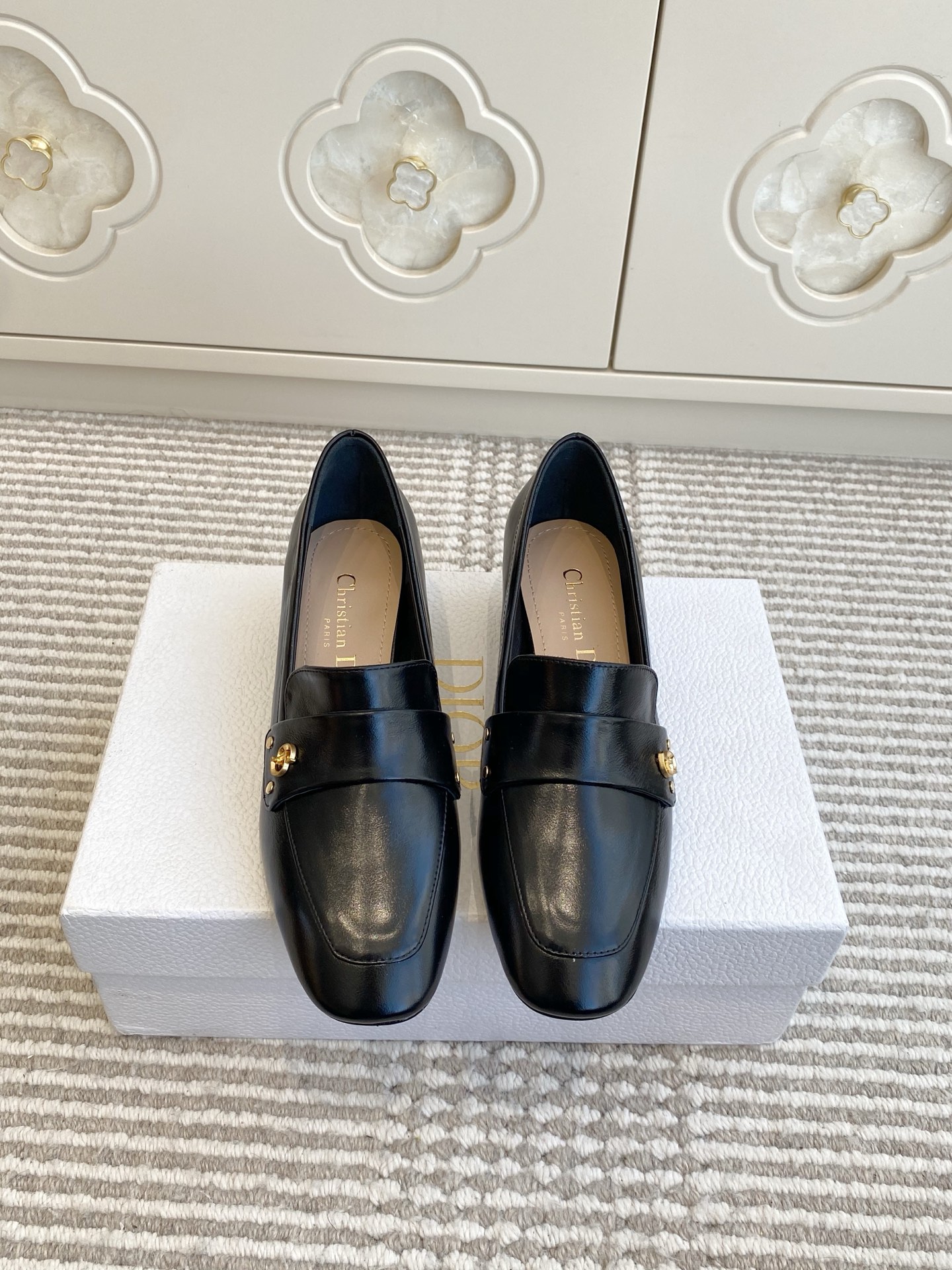 🐳Dior迪奥·25ss新🆕粗跟cd乐福鞋 单鞋采用漆皮和真皮材质，质感高级且光泽感强；鞋身饰有品牌标志