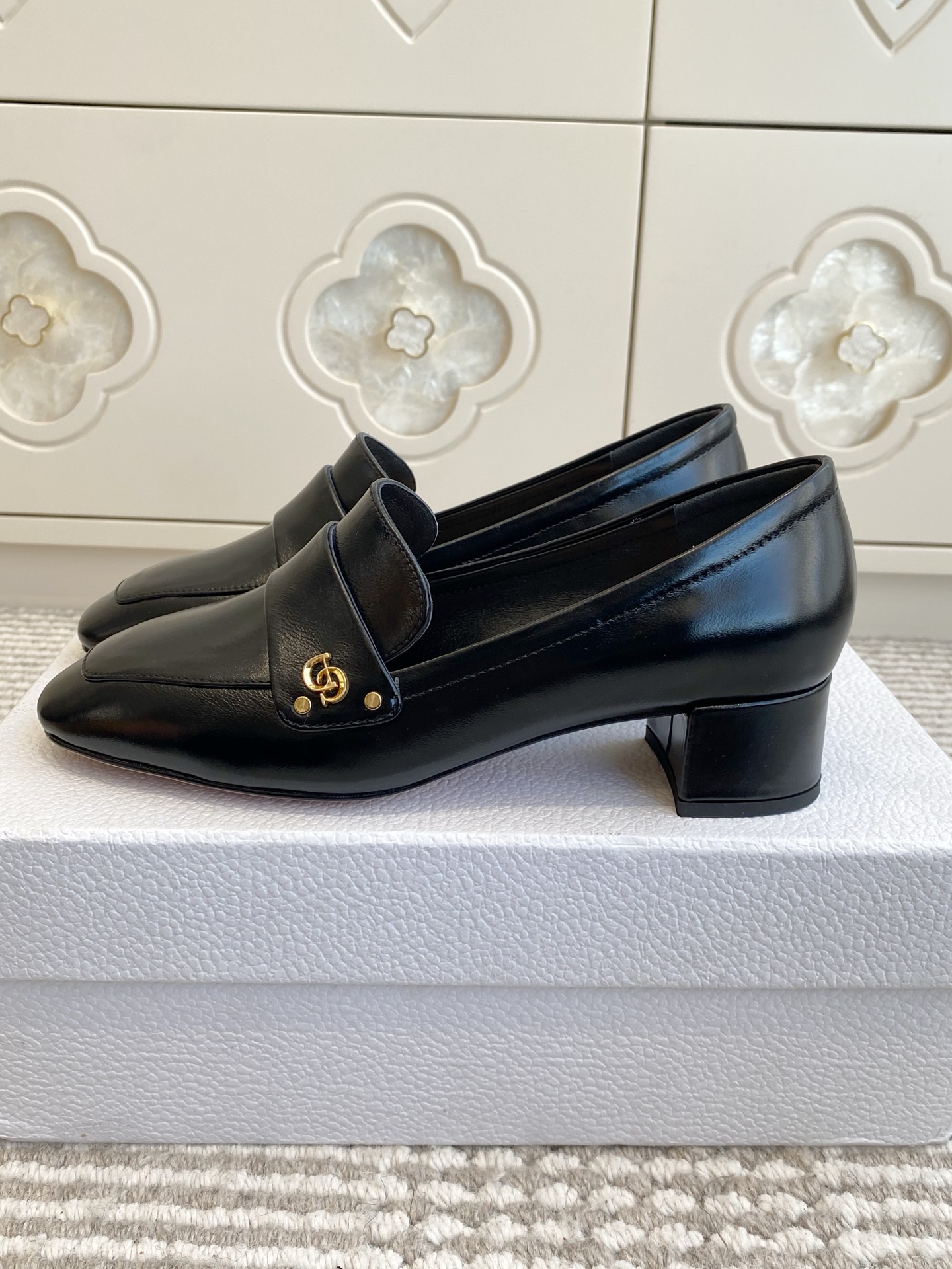 🐳Dior迪奥·25ss新🆕粗跟cd乐福鞋 单鞋采用漆皮和真皮材质，质感高级且光泽感强；鞋身饰有品牌标志