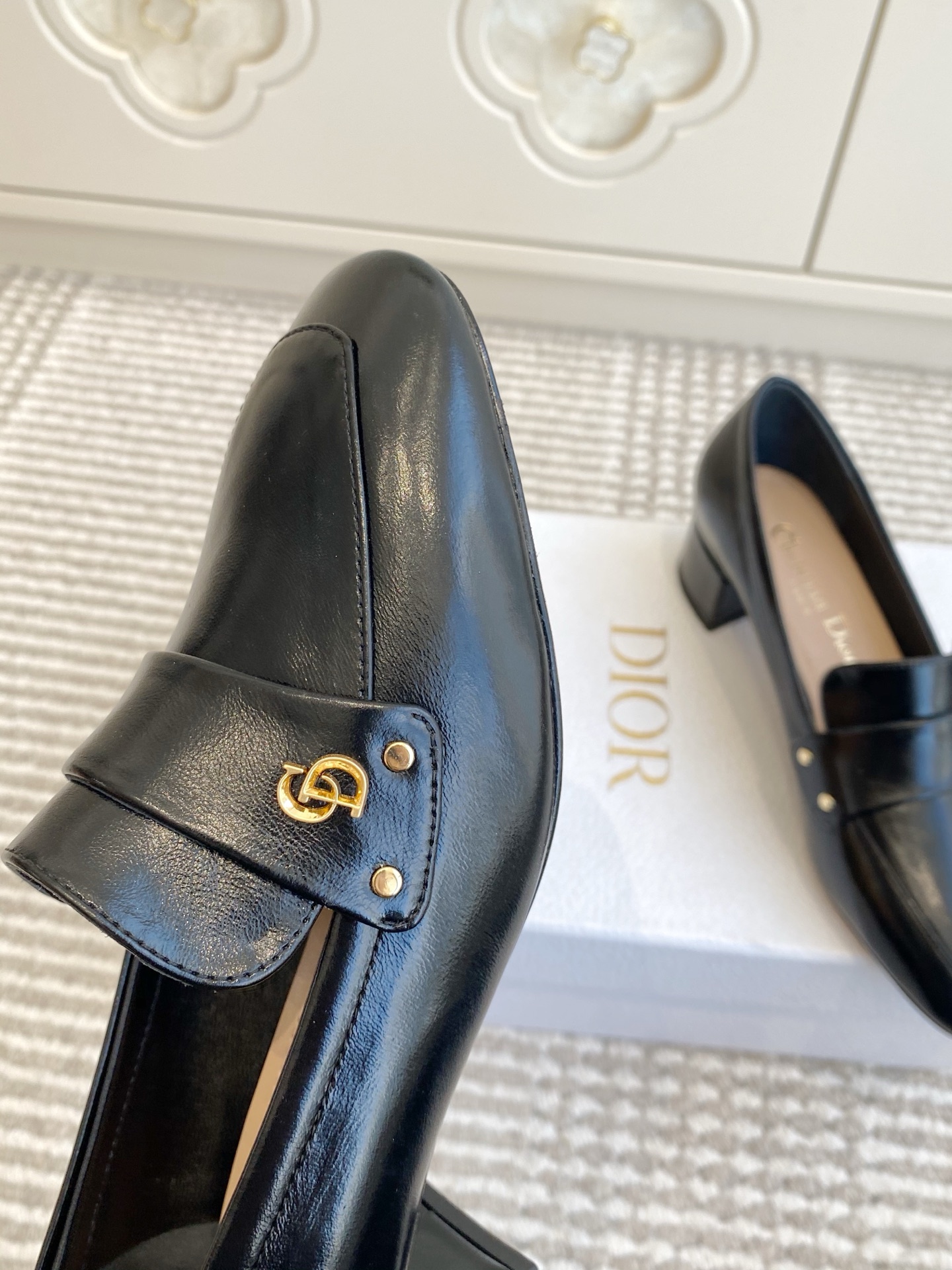 🐳Dior迪奥·25ss新🆕粗跟cd乐福鞋 单鞋采用漆皮和真皮材质，质感高级且光泽感强；鞋身饰有品牌标志
