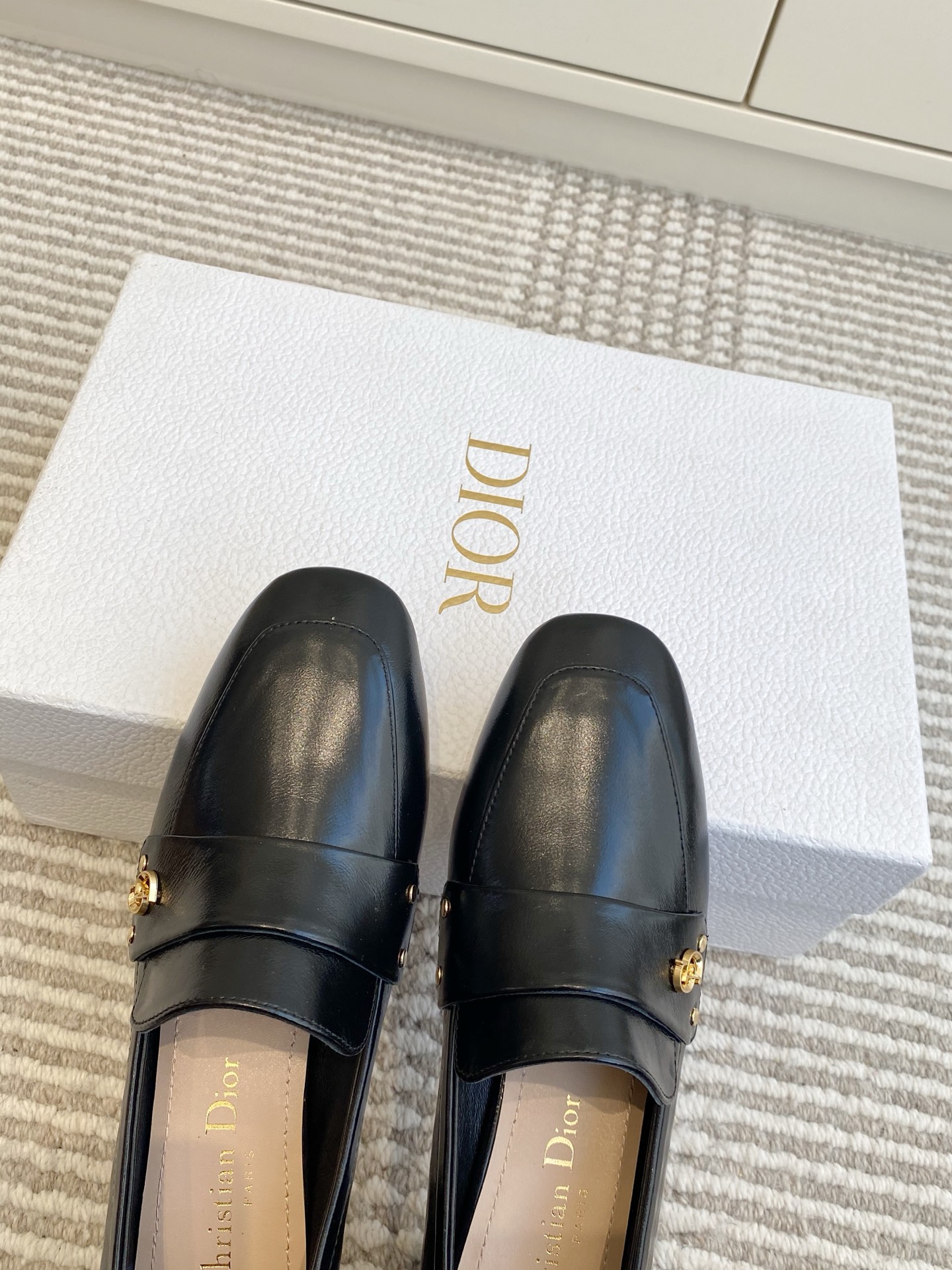 🐳Dior迪奥·25ss新🆕粗跟cd乐福鞋 单鞋采用漆皮和真皮材质，质感高级且光泽感强；鞋身饰有品牌标志