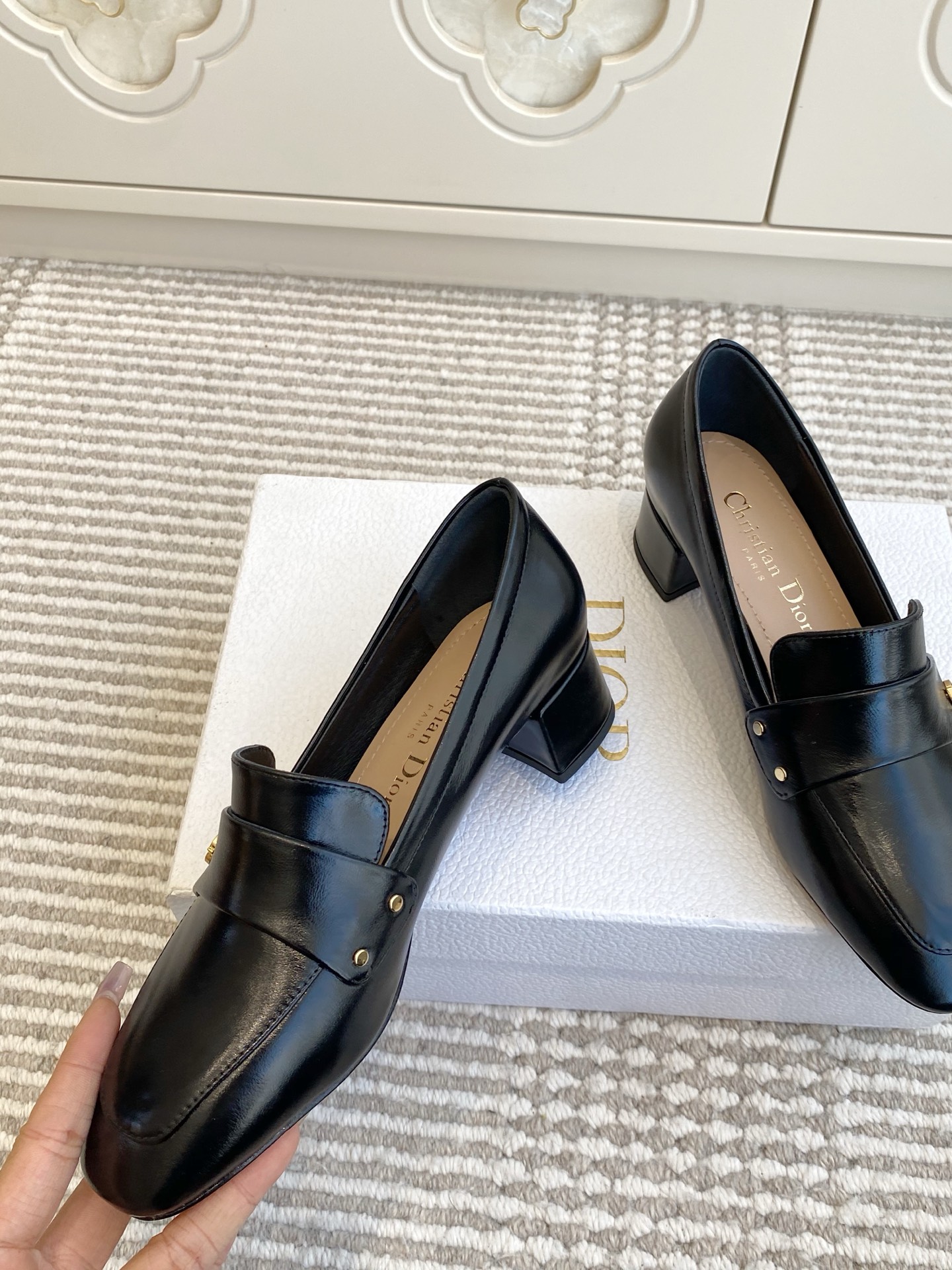🐳Dior迪奥·25ss新🆕粗跟cd乐福鞋 单鞋采用漆皮和真皮材质，质感高级且光泽感强；鞋身饰有品牌标志