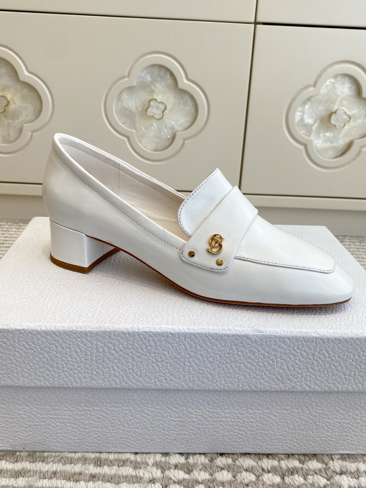 🐳Dior迪奥·25ss新🆕粗跟cd乐福鞋 单鞋采用漆皮和真皮材质，质感高级且光泽感强；鞋身饰有品牌标志