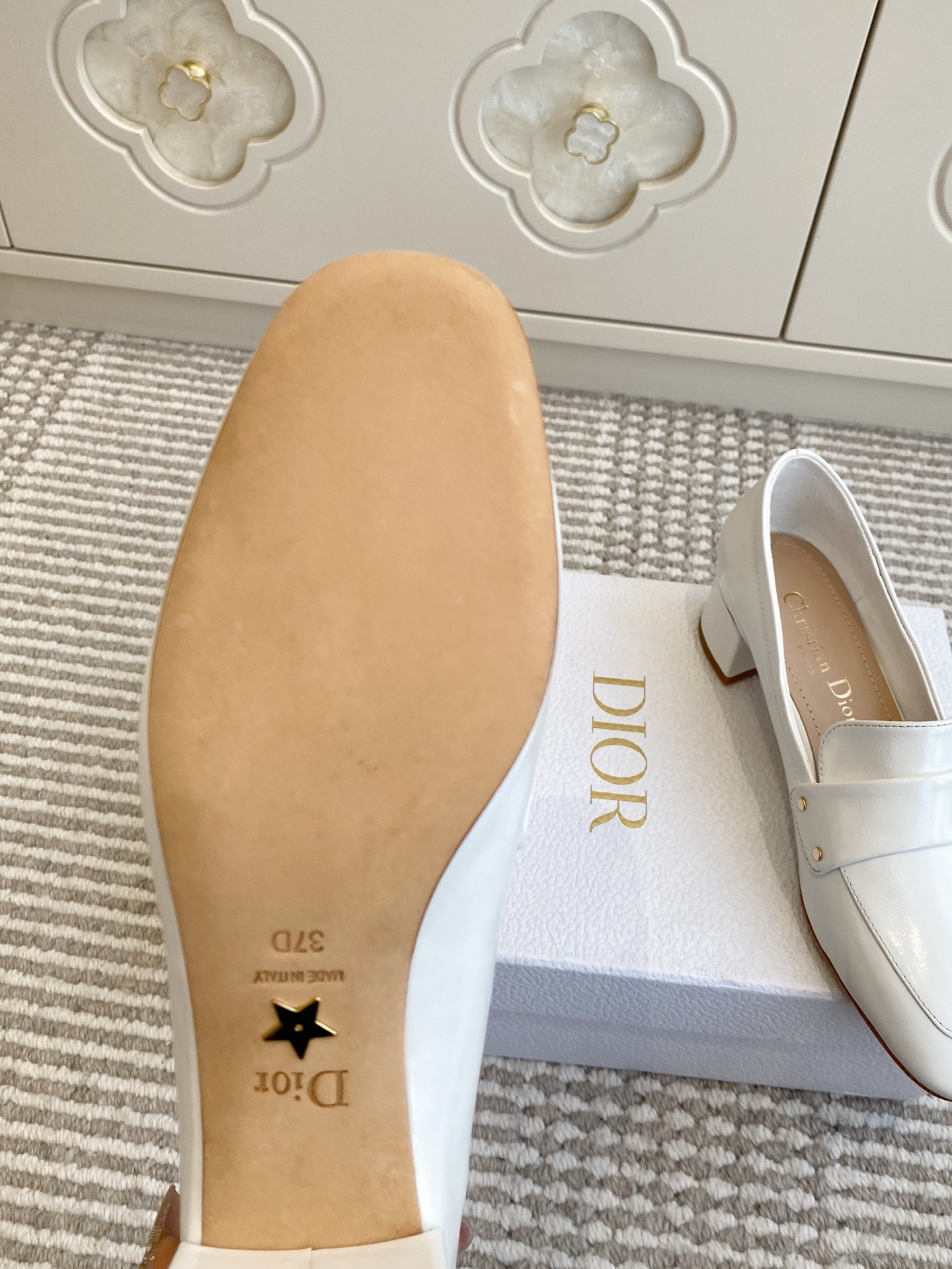 🐳Dior迪奥·25ss新🆕粗跟cd乐福鞋 单鞋采用漆皮和真皮材质，质感高级且光泽感强；鞋身饰有品牌标志