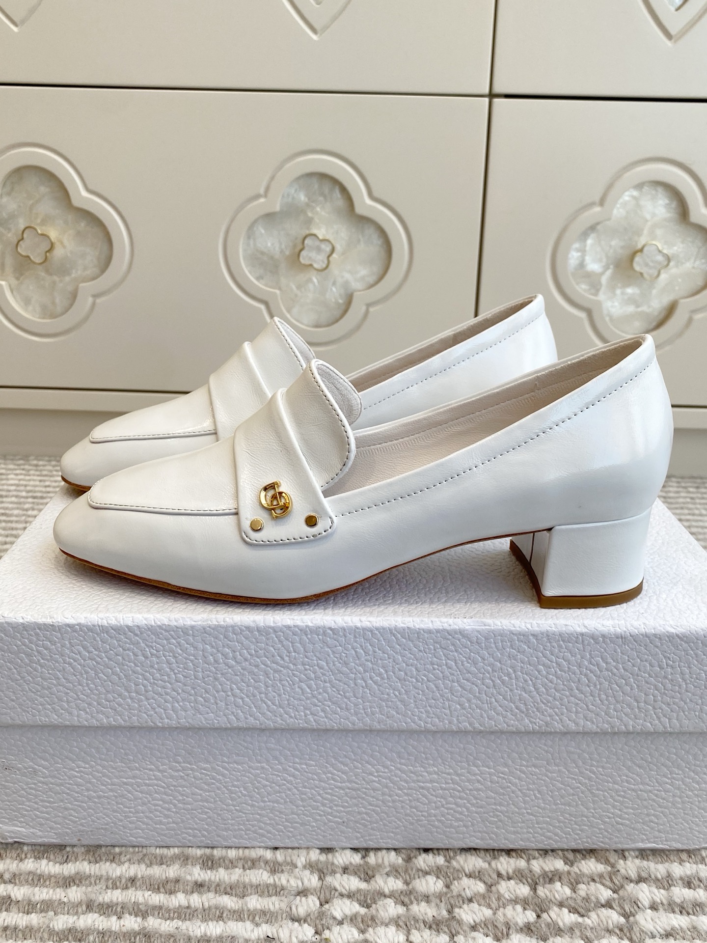 🐳Dior迪奥·25ss新🆕粗跟cd乐福鞋 单鞋采用漆皮和真皮材质，质感高级且光泽感强；鞋身饰有品牌标志