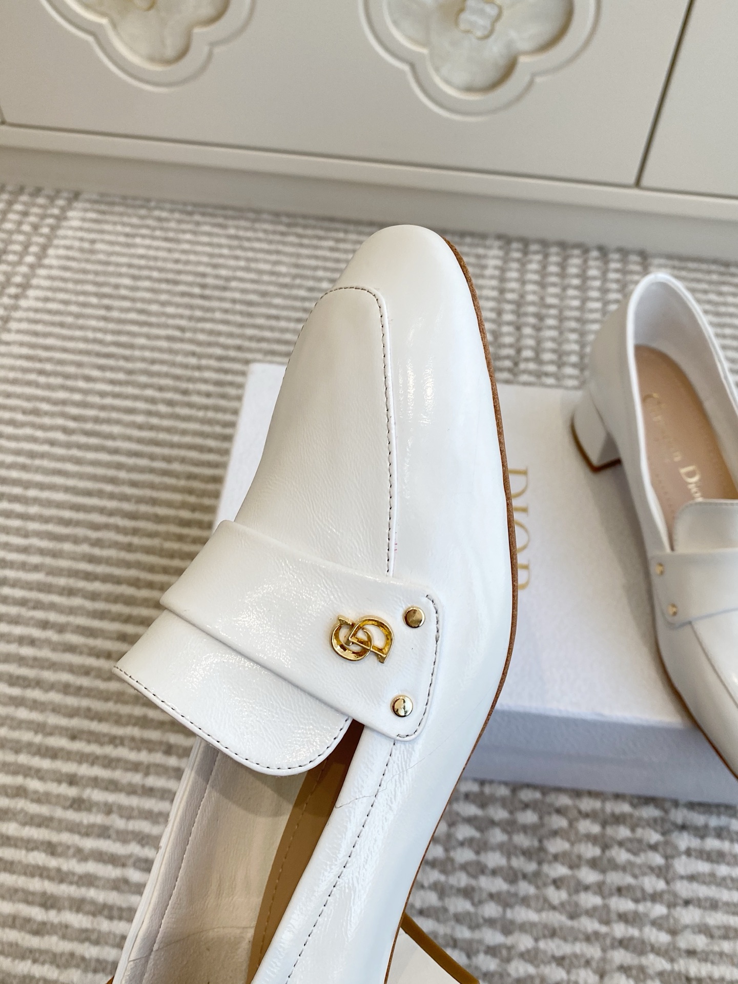 🐳Dior迪奥·25ss新🆕粗跟cd乐福鞋 单鞋采用漆皮和真皮材质，质感高级且光泽感强；鞋身饰有品牌标志