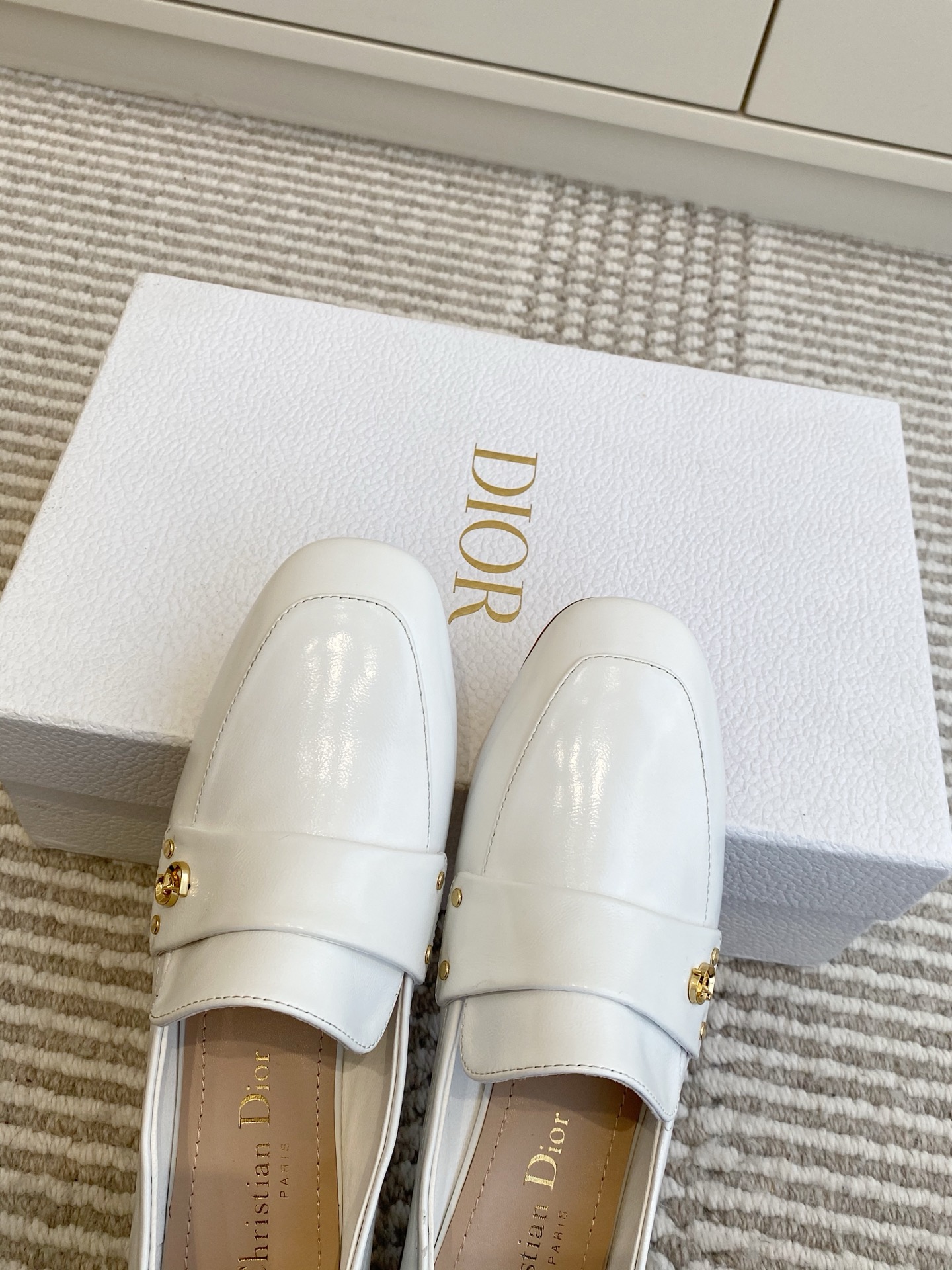 🐳Dior迪奥·25ss新🆕粗跟cd乐福鞋 单鞋采用漆皮和真皮材质，质感高级且光泽感强；鞋身饰有品牌标志
