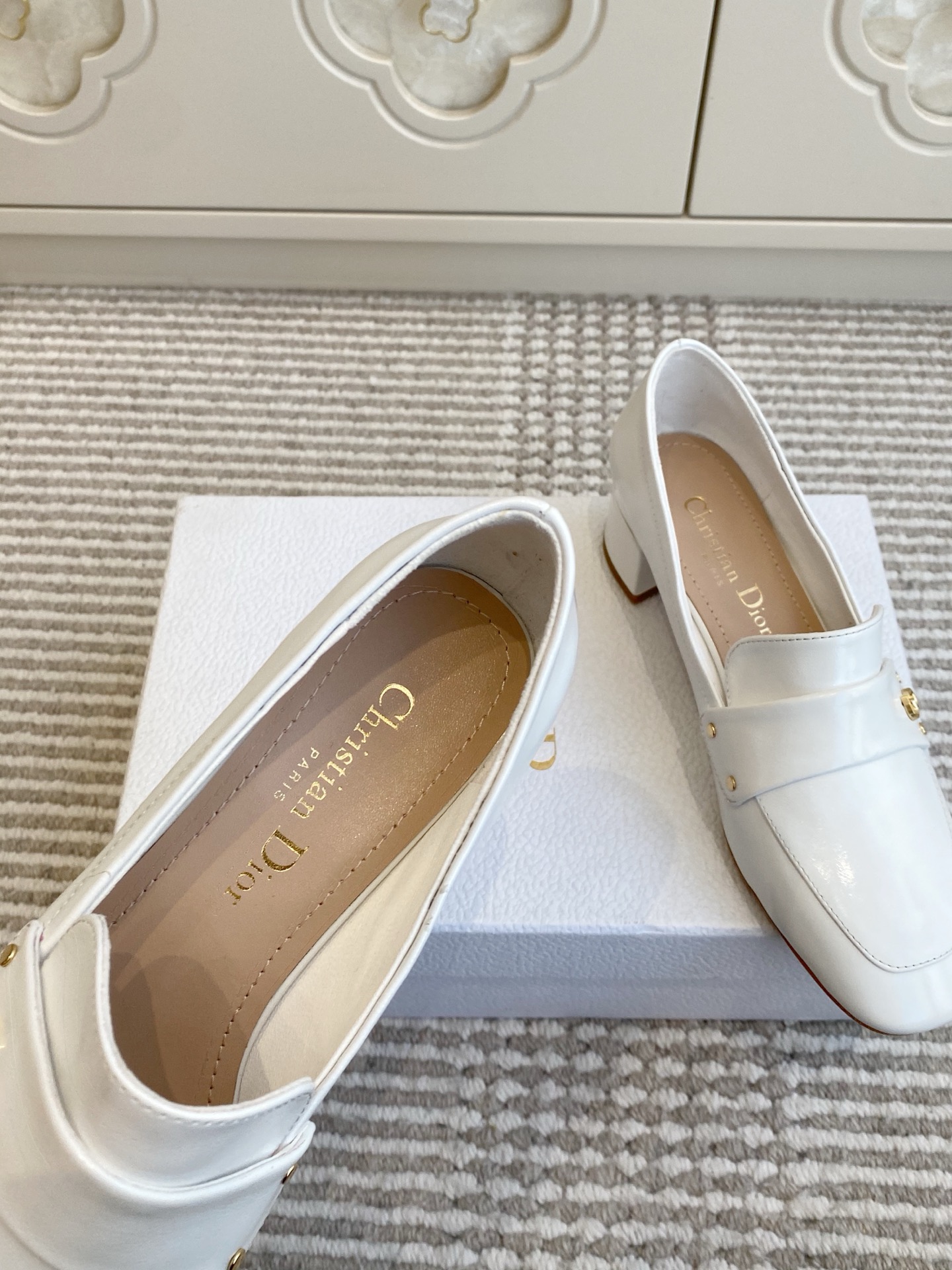 🐳Dior迪奥·25ss新🆕粗跟cd乐福鞋 单鞋采用漆皮和真皮材质，质感高级且光泽感强；鞋身饰有品牌标志