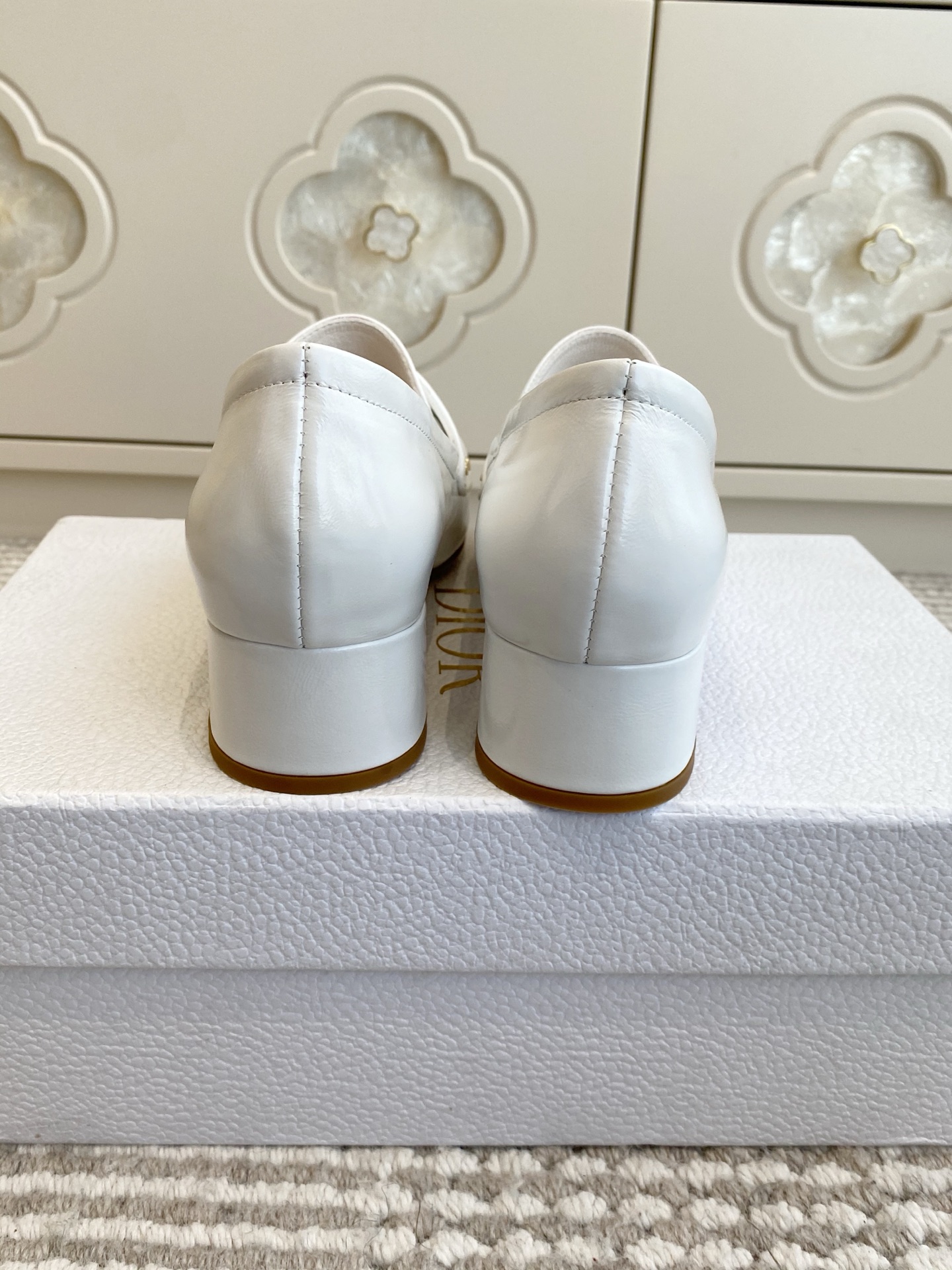 🐳Dior迪奥·25ss新🆕粗跟cd乐福鞋 单鞋采用漆皮和真皮材质，质感高级且光泽感强；鞋身饰有品牌标志